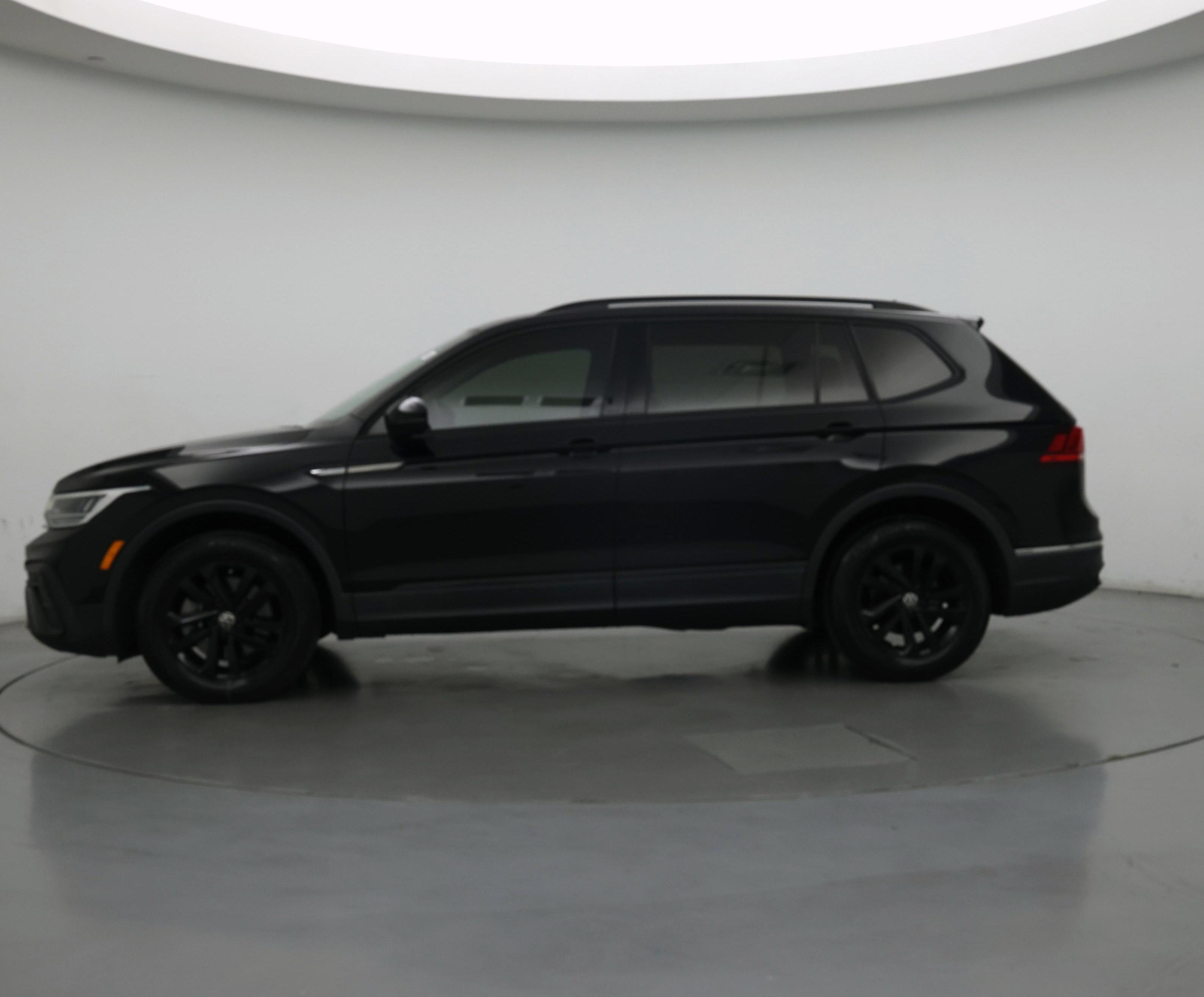 Thumbnail: 2023 Volkswagen Tiguan - 3