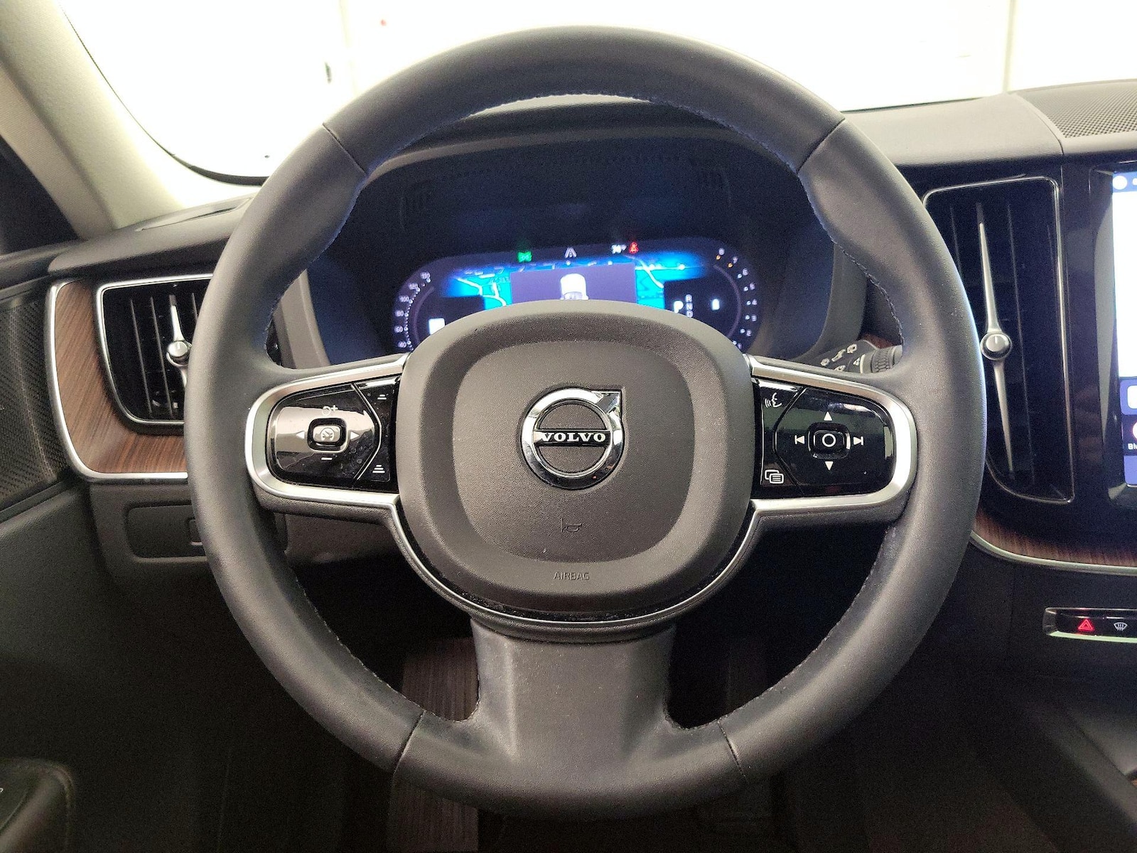 2024 Volvo XC60 Plus - Photo 11