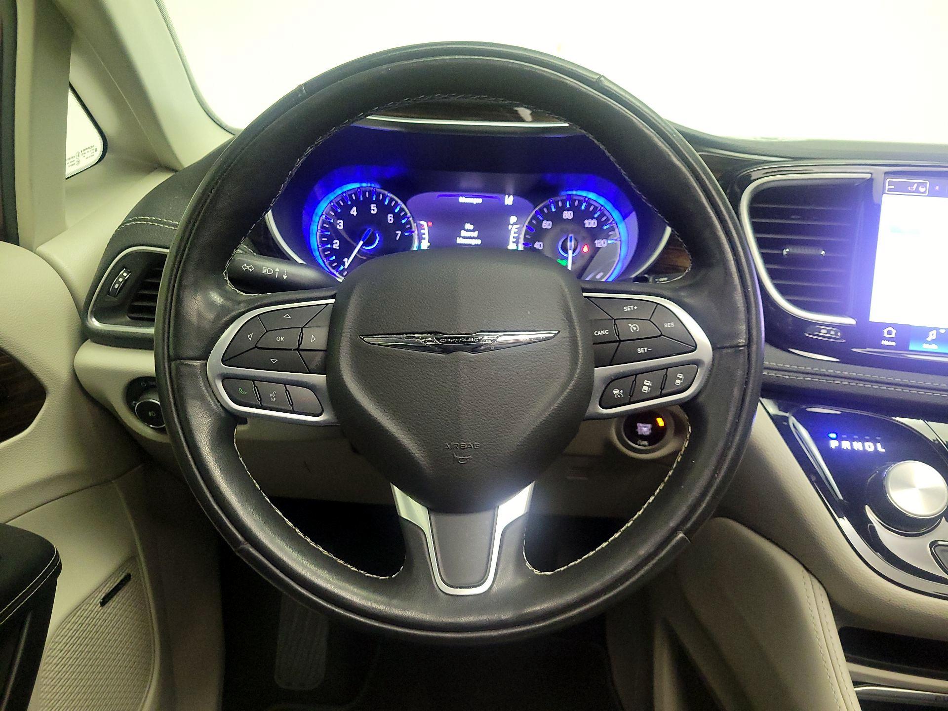 Thumbnail: 2022 Chrysler Pacifica - 10