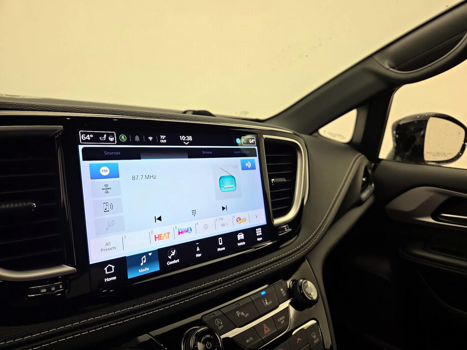 2025 Chrysler Pacifica Limited - Photo 17