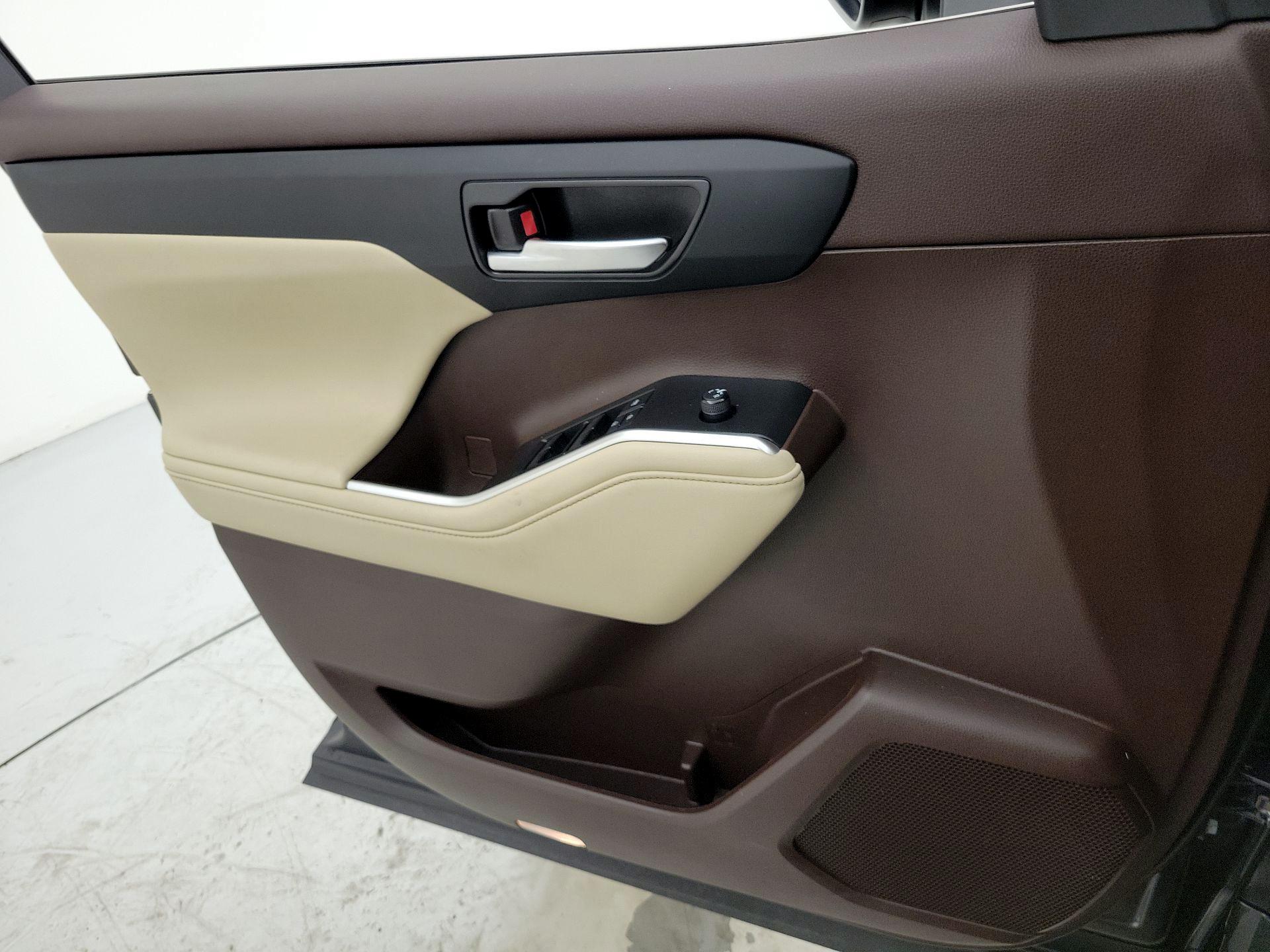 Thumbnail: 2021 Toyota Highlander - 12