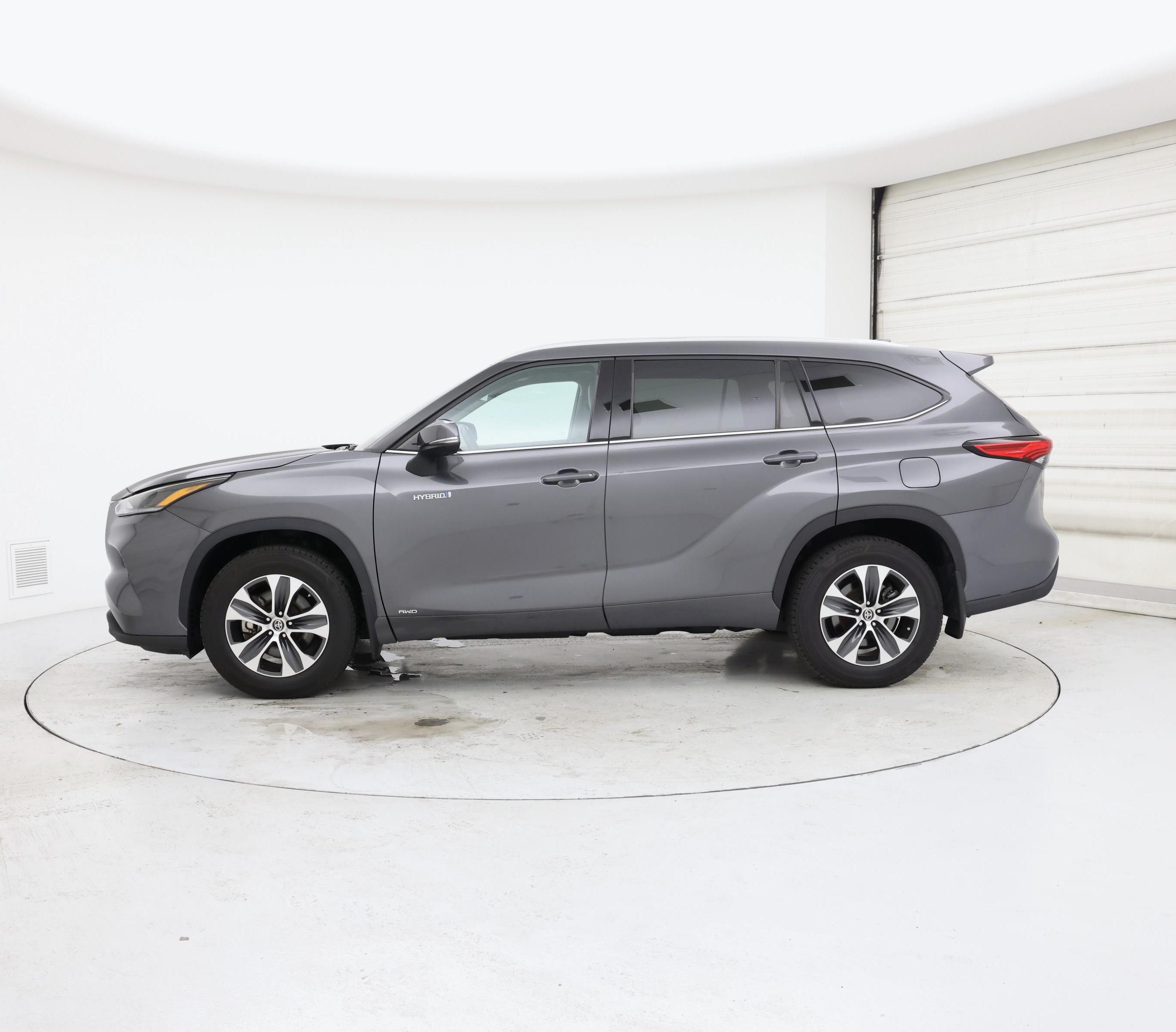 Thumbnail: 2021 Toyota Highlander - 3