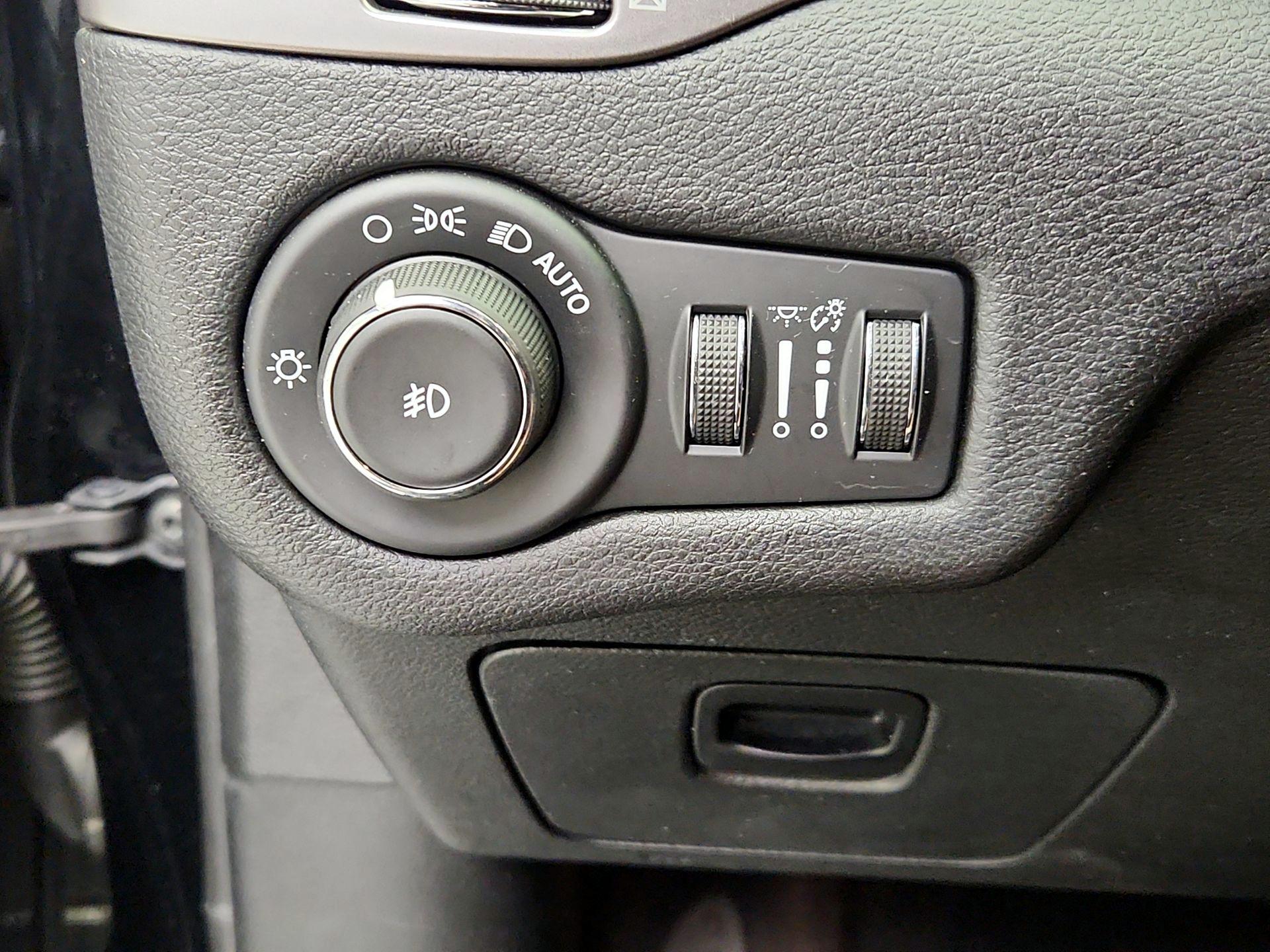 Thumbnail: 2019 Jeep Cherokee - 13