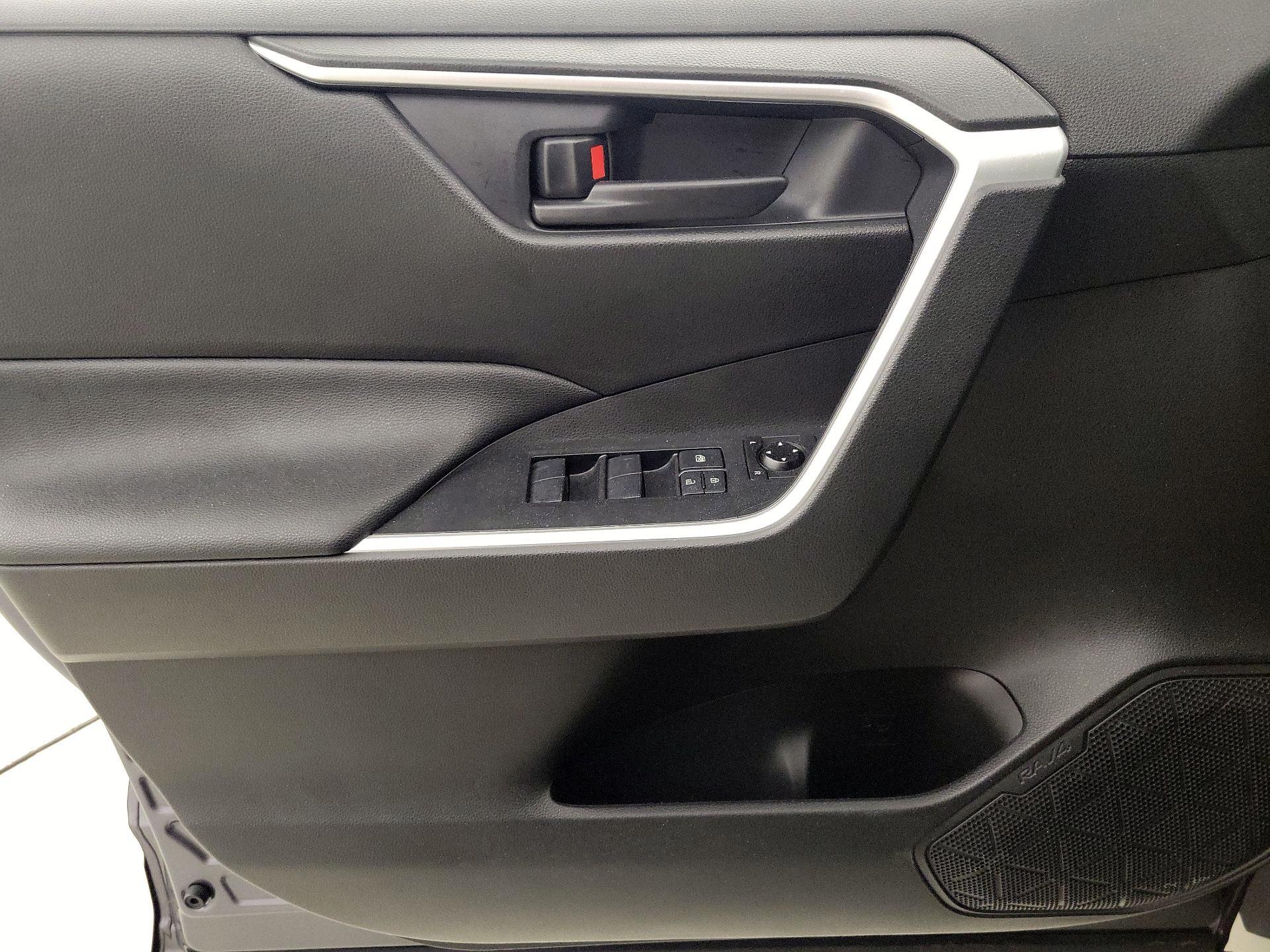 Thumbnail: 2020 Toyota RAV4 - 12