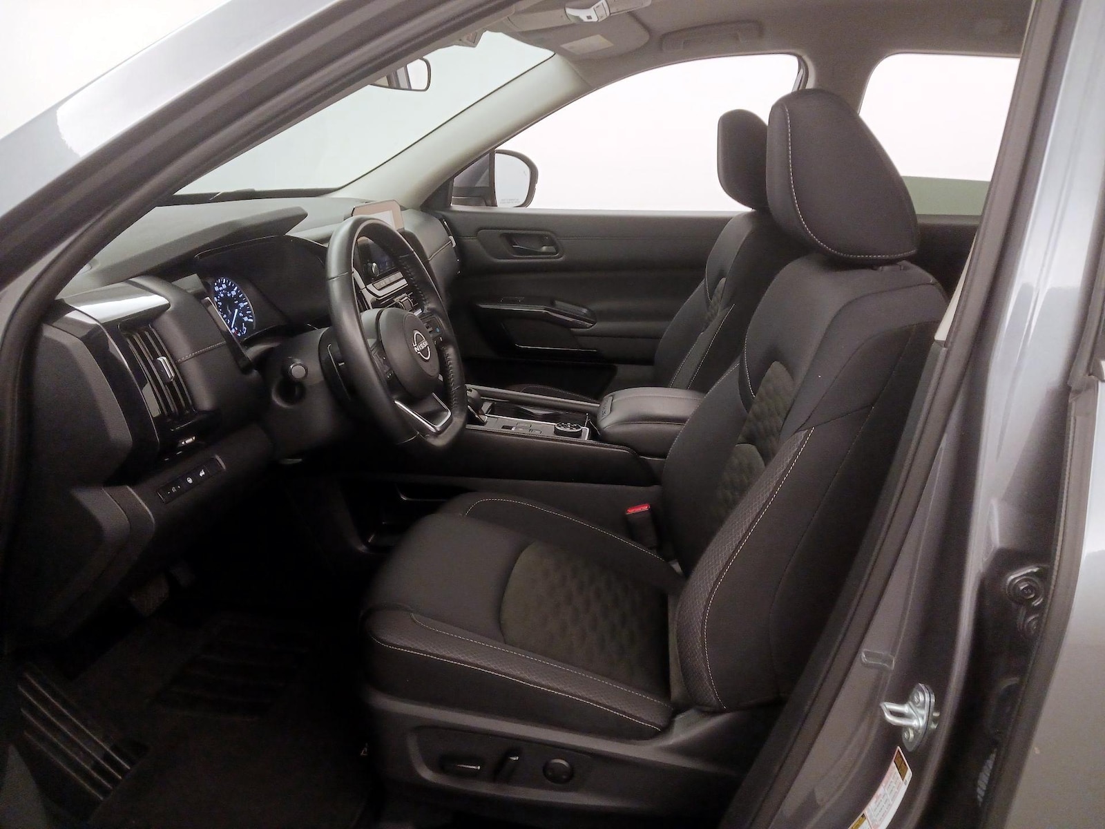 2025 Nissan Pathfinder SV - Photo 12