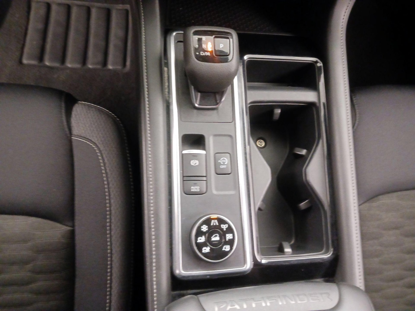 2025 Nissan Pathfinder SV - Photo 18