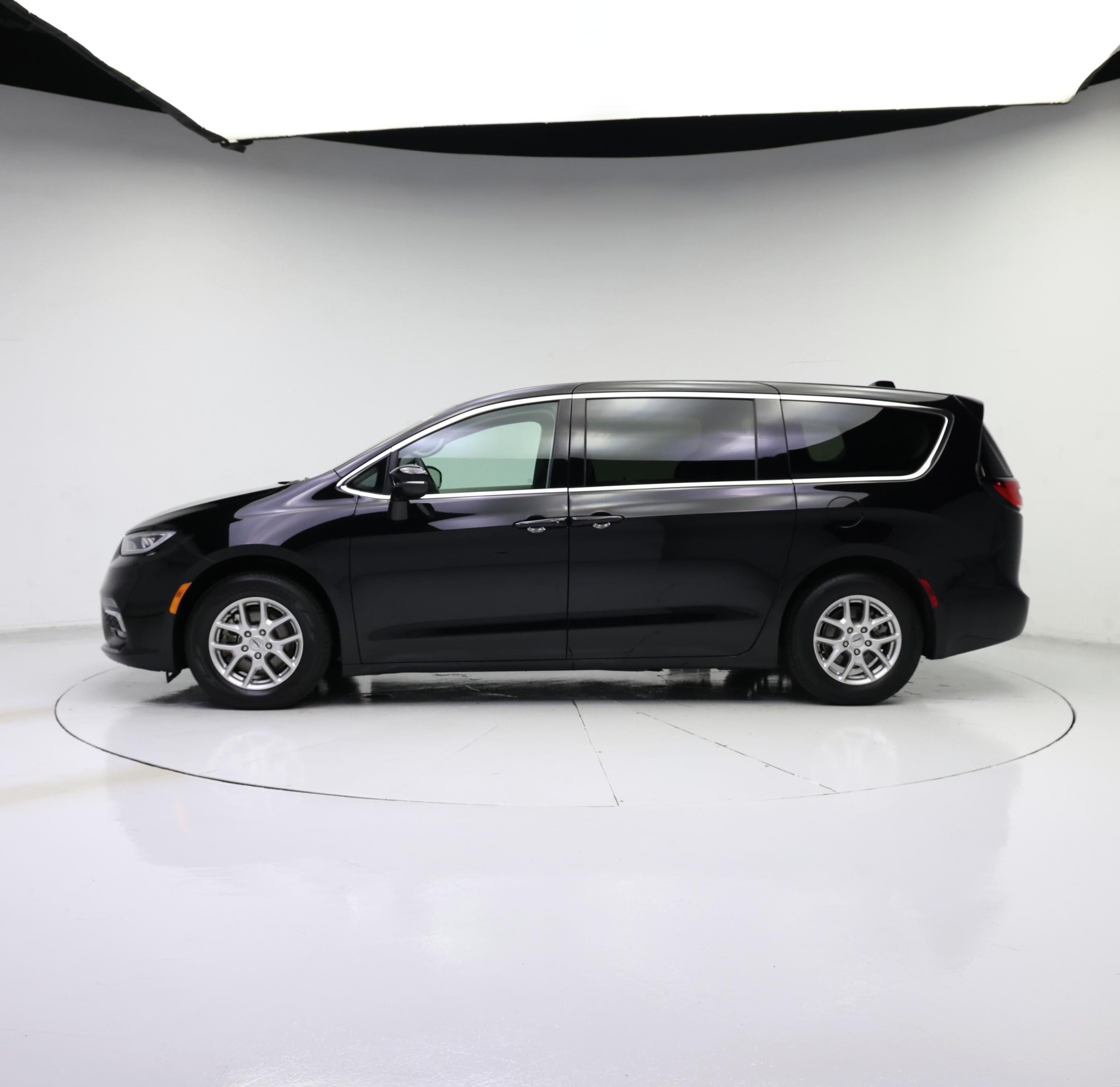 Thumbnail: 2024 Chrysler Pacifica - 3