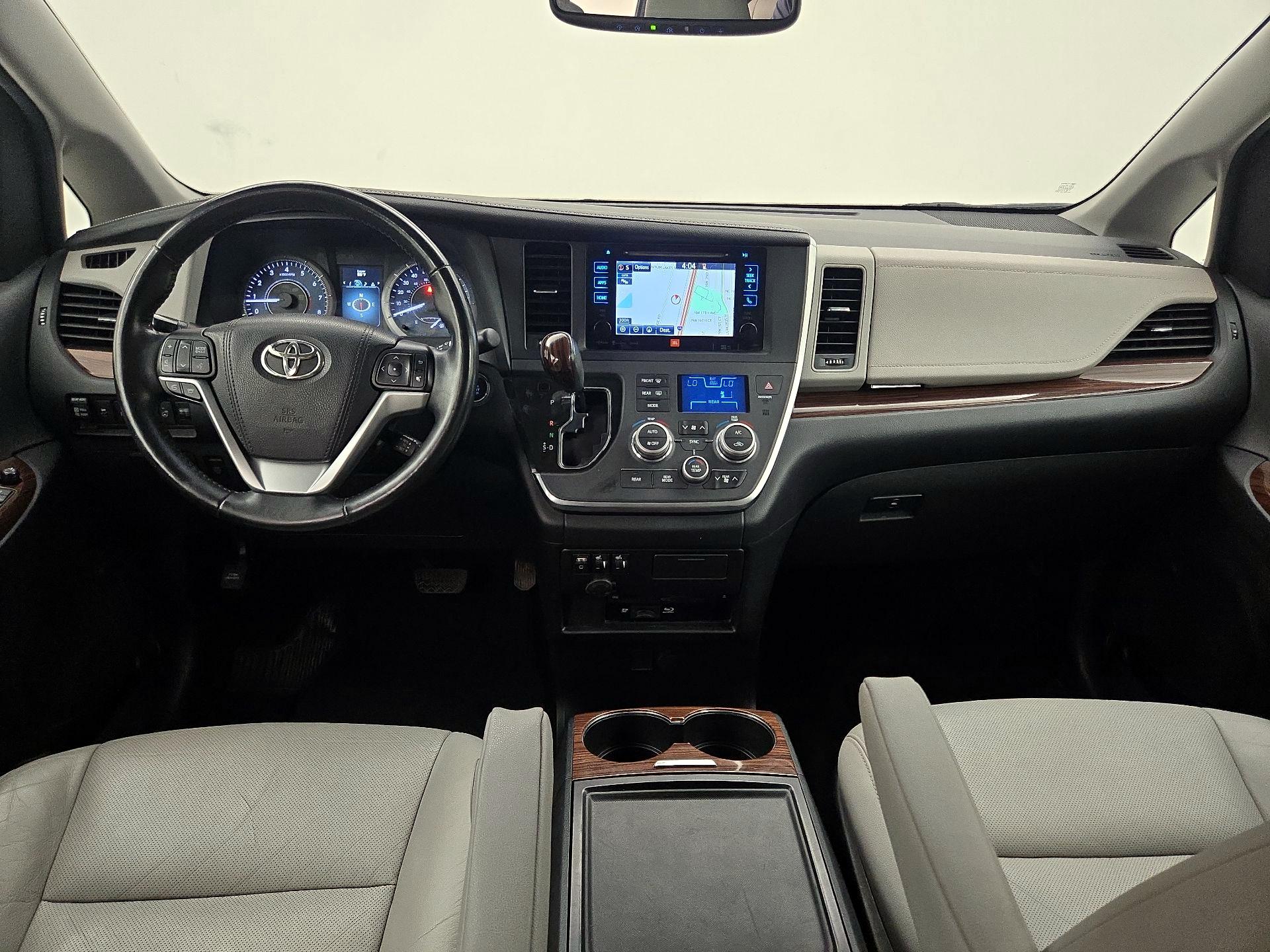 Thumbnail: 2017 Toyota Sienna - 9