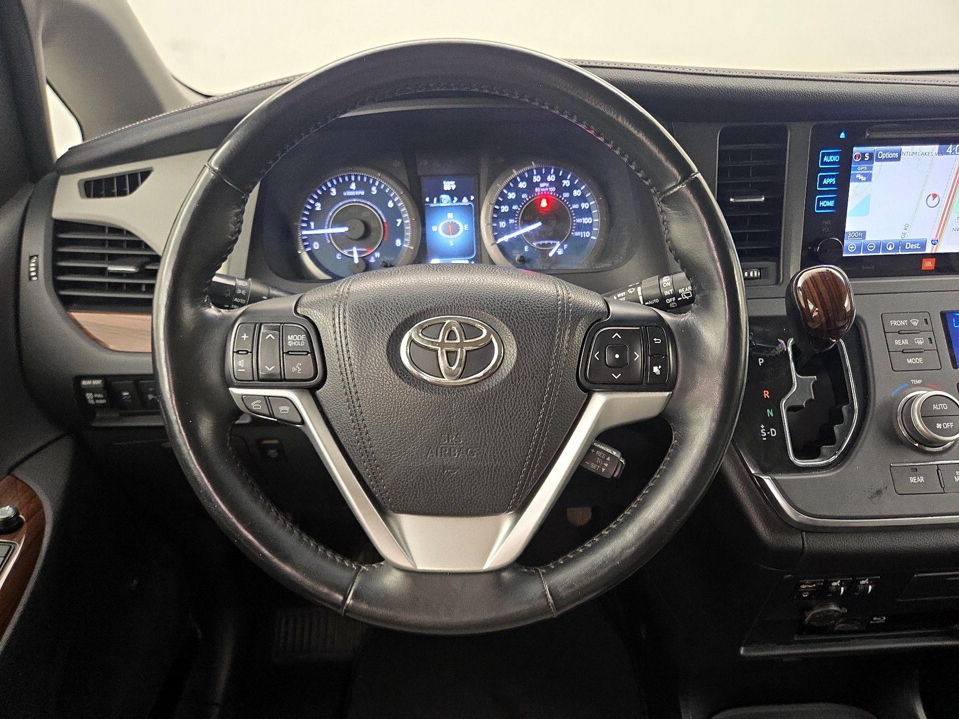 Thumbnail: 2017 Toyota Sienna - 10