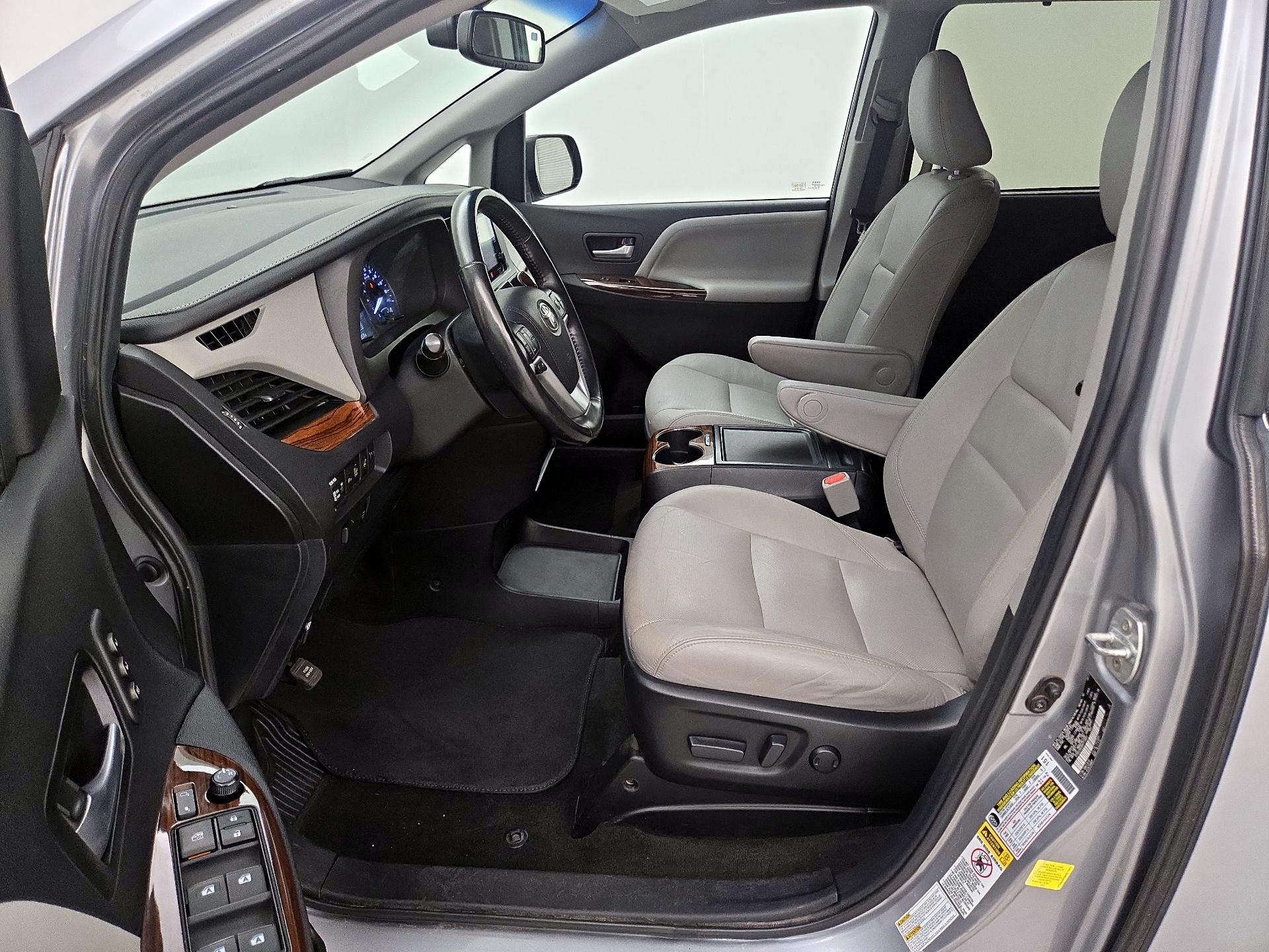 Thumbnail: 2017 Toyota Sienna - 11