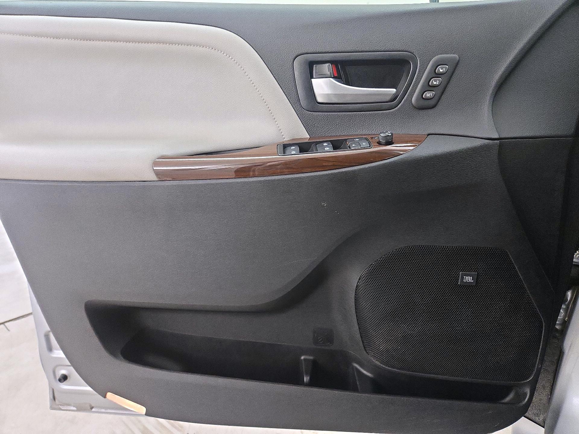 Thumbnail: 2017 Toyota Sienna - 12