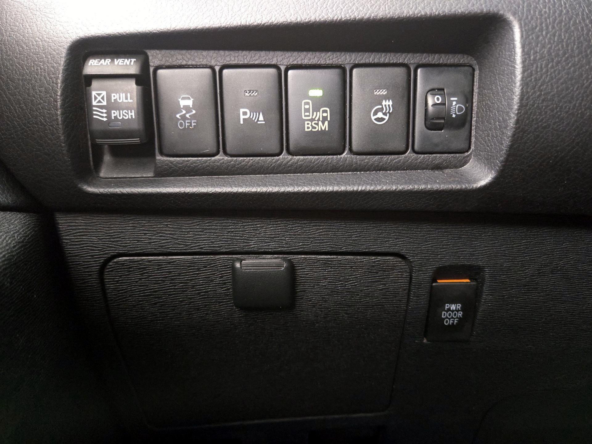 Thumbnail: 2017 Toyota Sienna - 13
