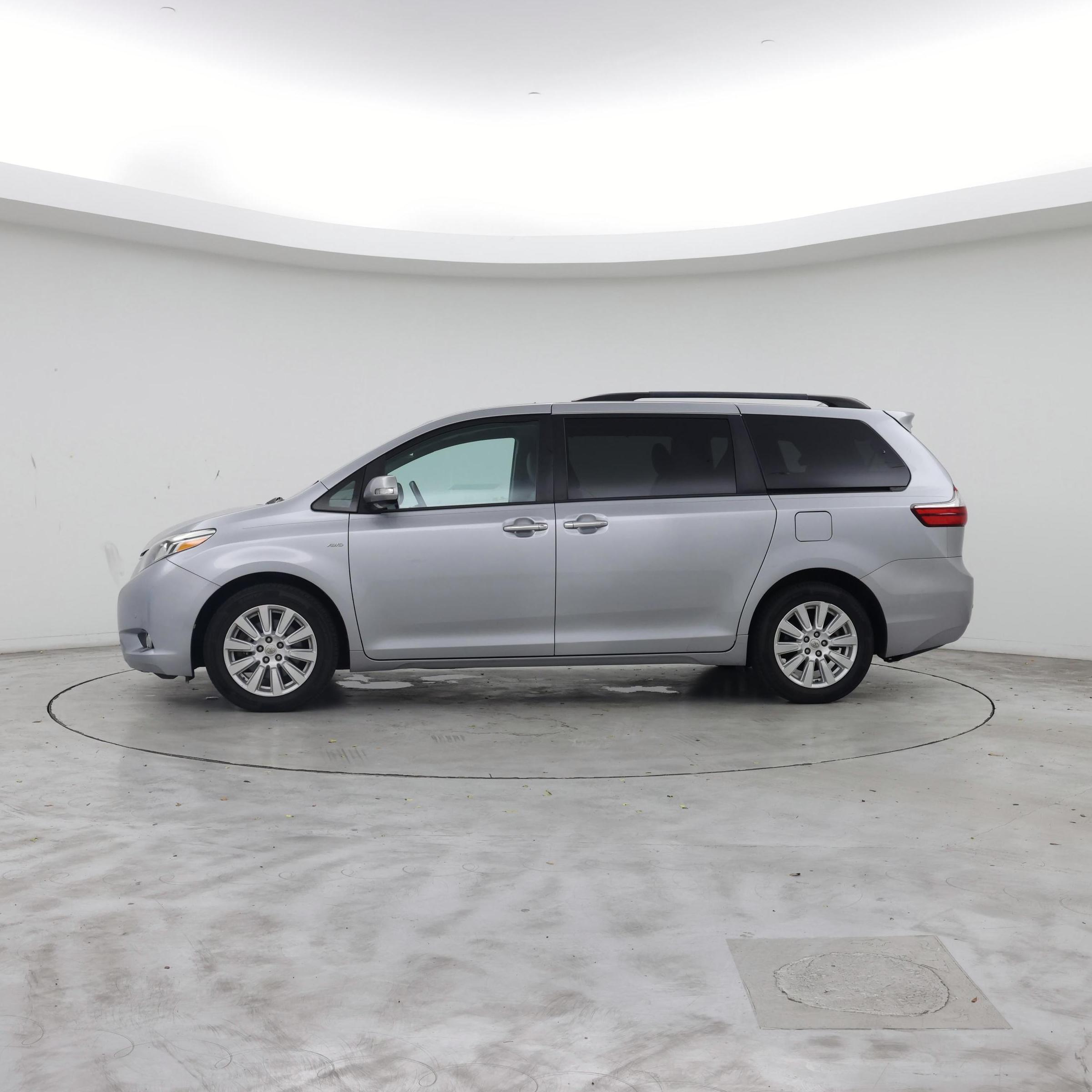 Thumbnail: 2017 Toyota Sienna - 3