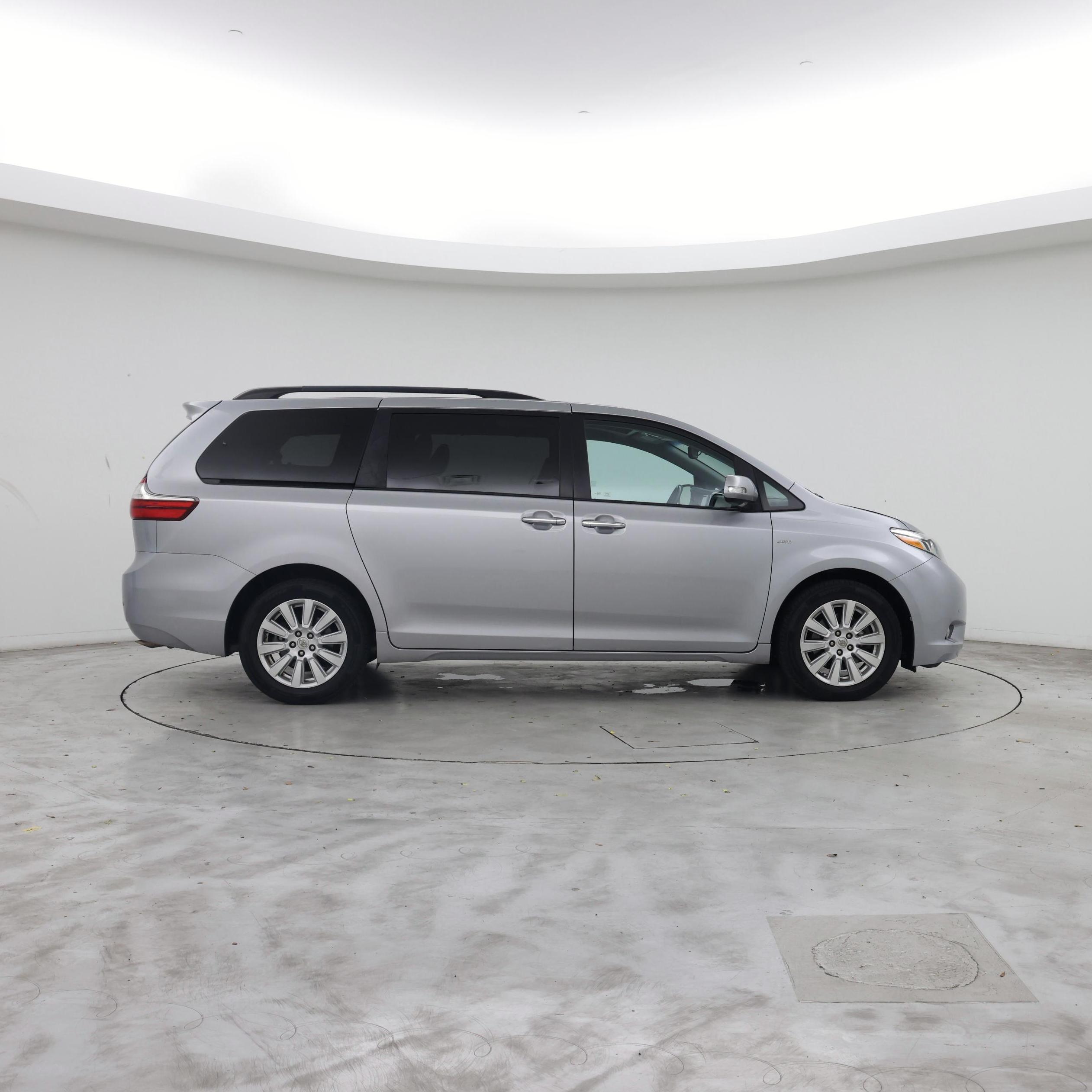 Thumbnail: 2017 Toyota Sienna - 7
