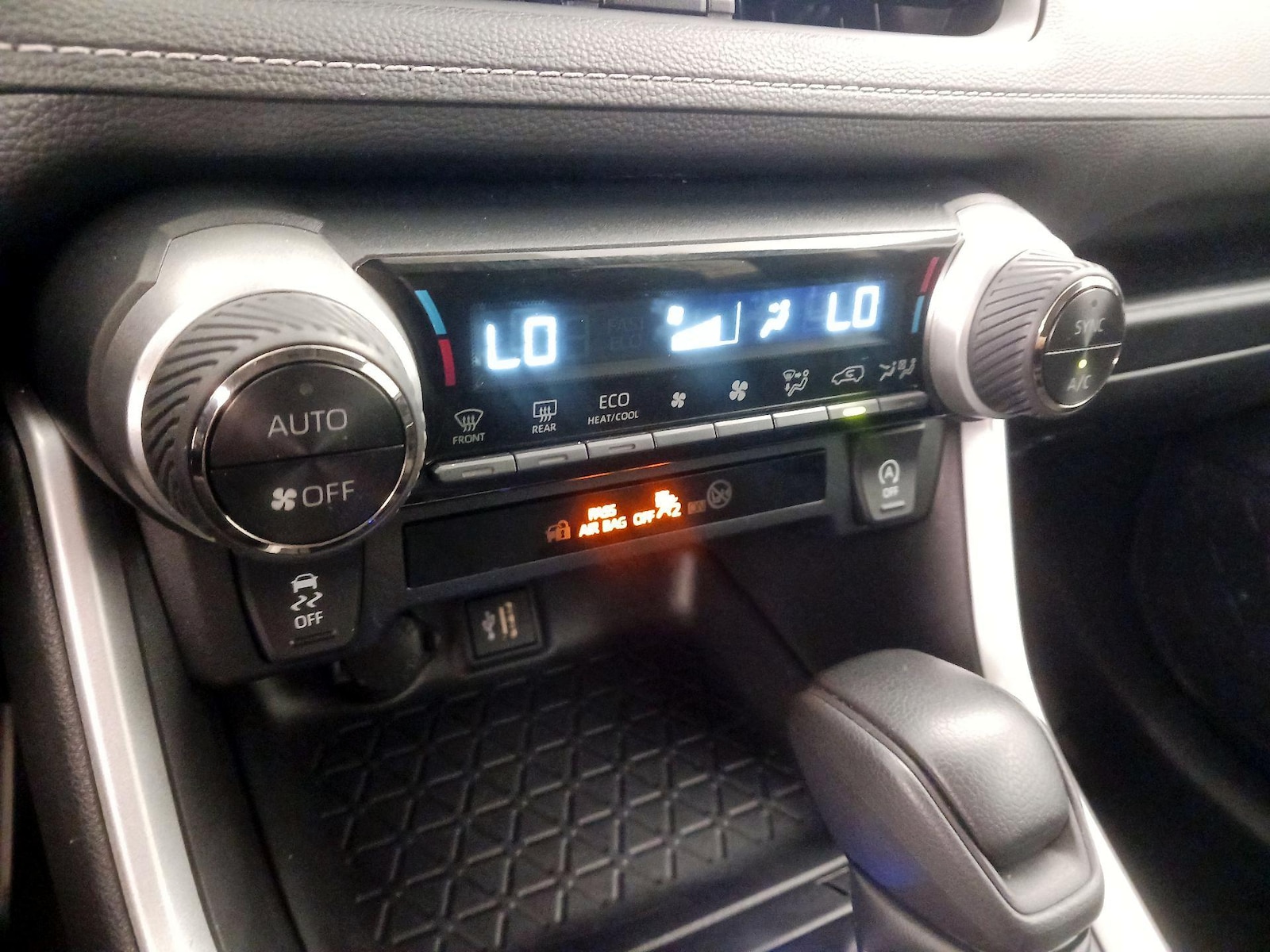 2024 Toyota RAV4 XLE - Photo 17