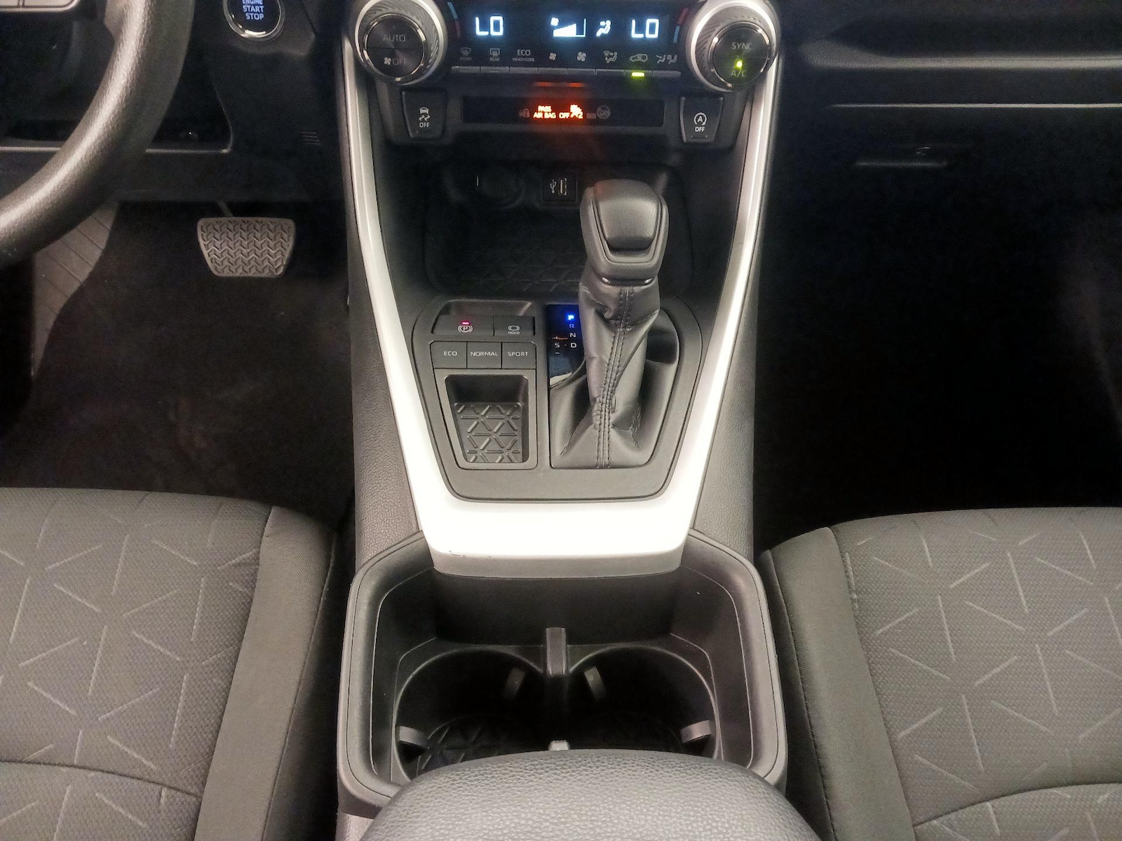 2024 Toyota RAV4 XLE - Photo 18