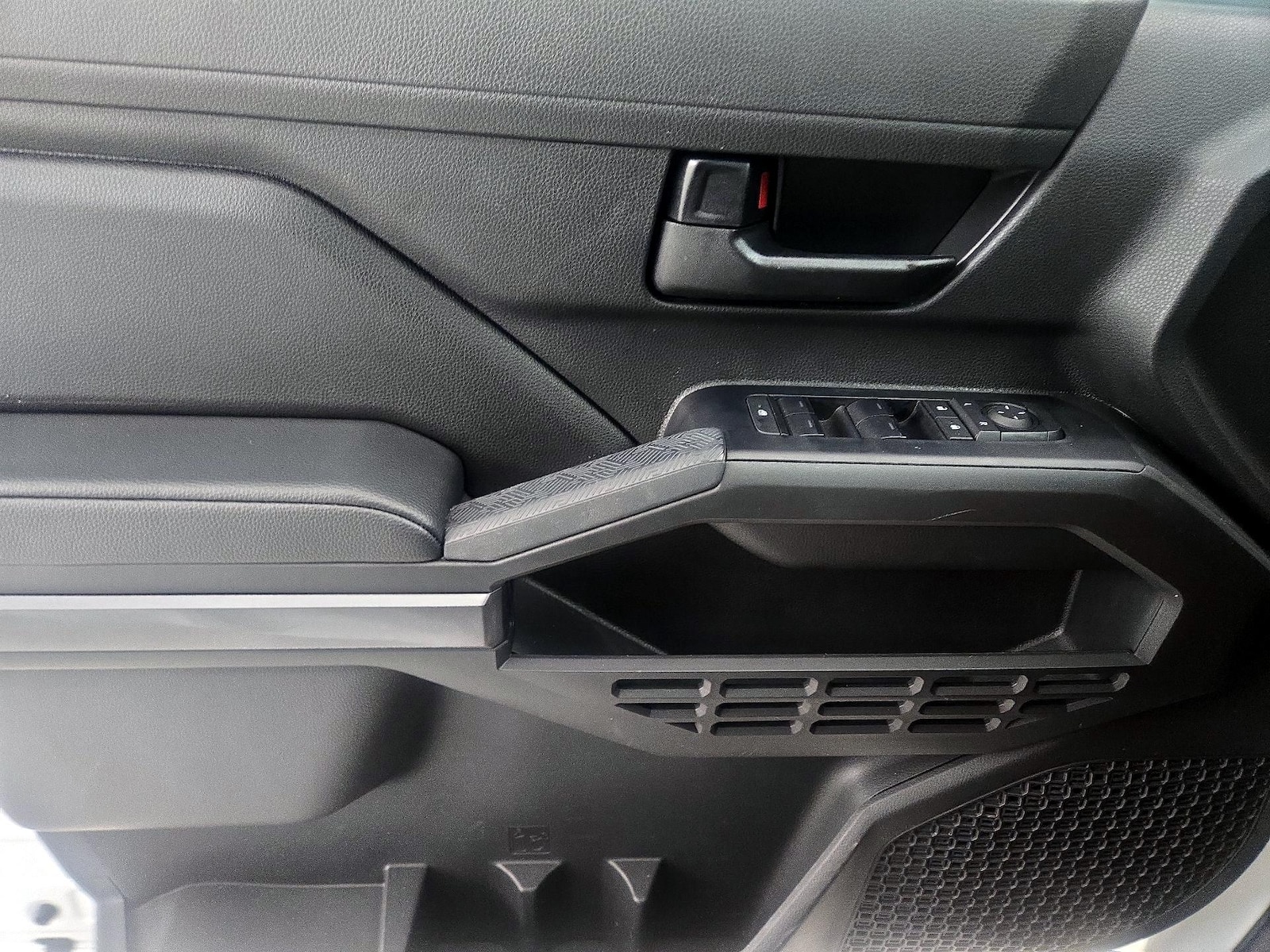 2026 Toyota Tacoma SR5 - Photo 13