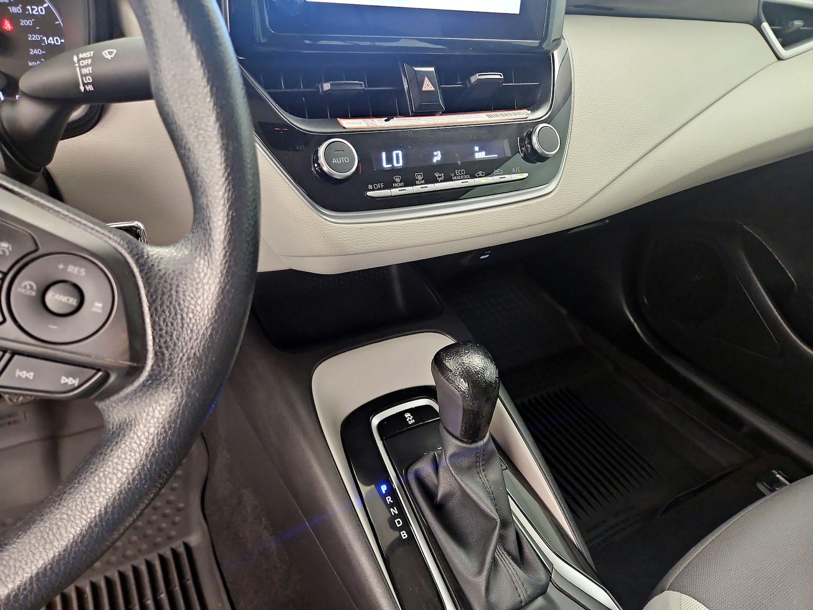 2025 Toyota Corolla LE - Photo 17