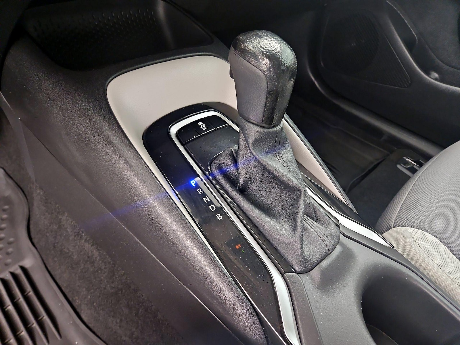 2025 Toyota Corolla LE - Photo 18