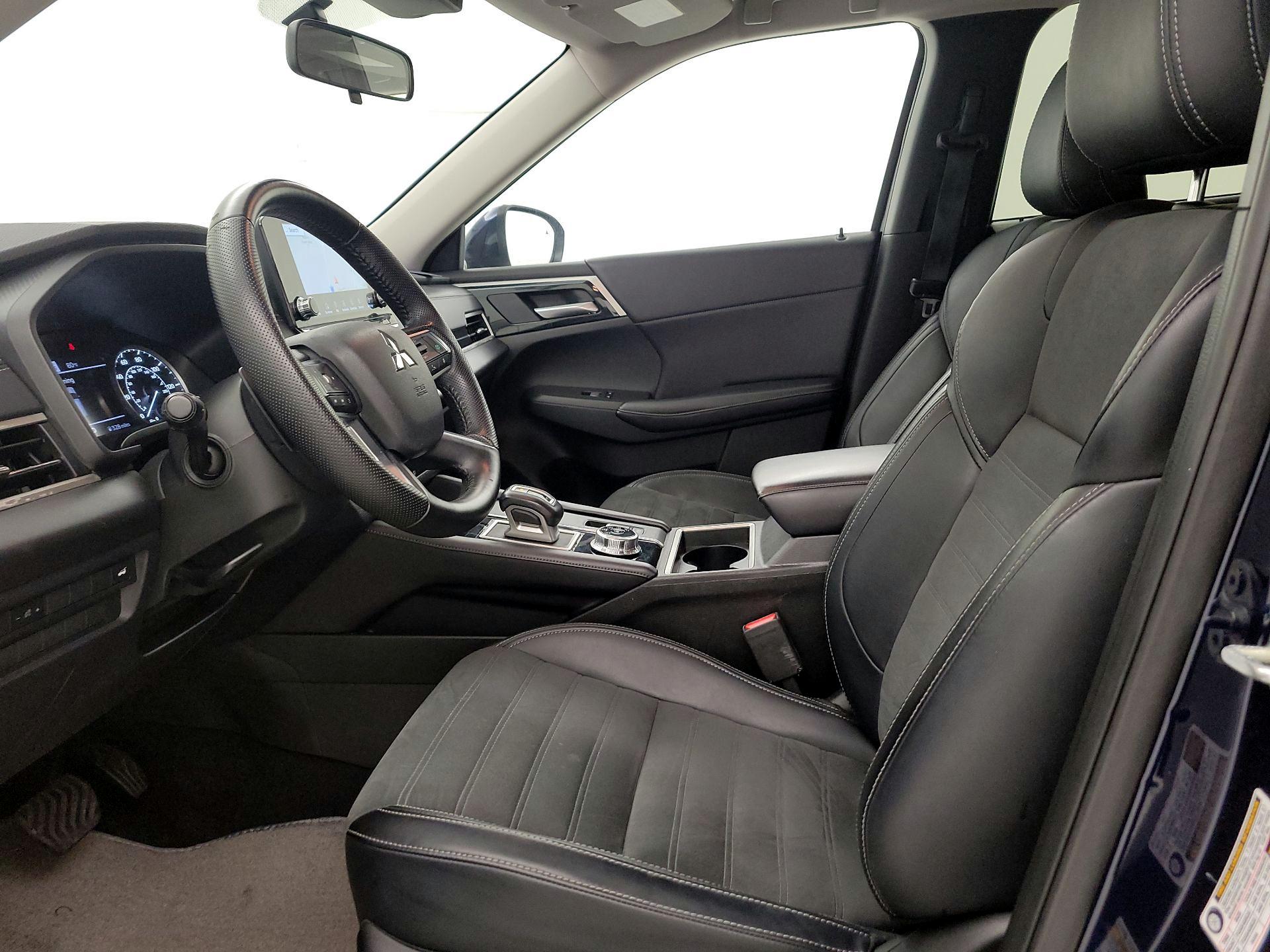 Thumbnail: 2023 Mitsubishi Outlander - 11