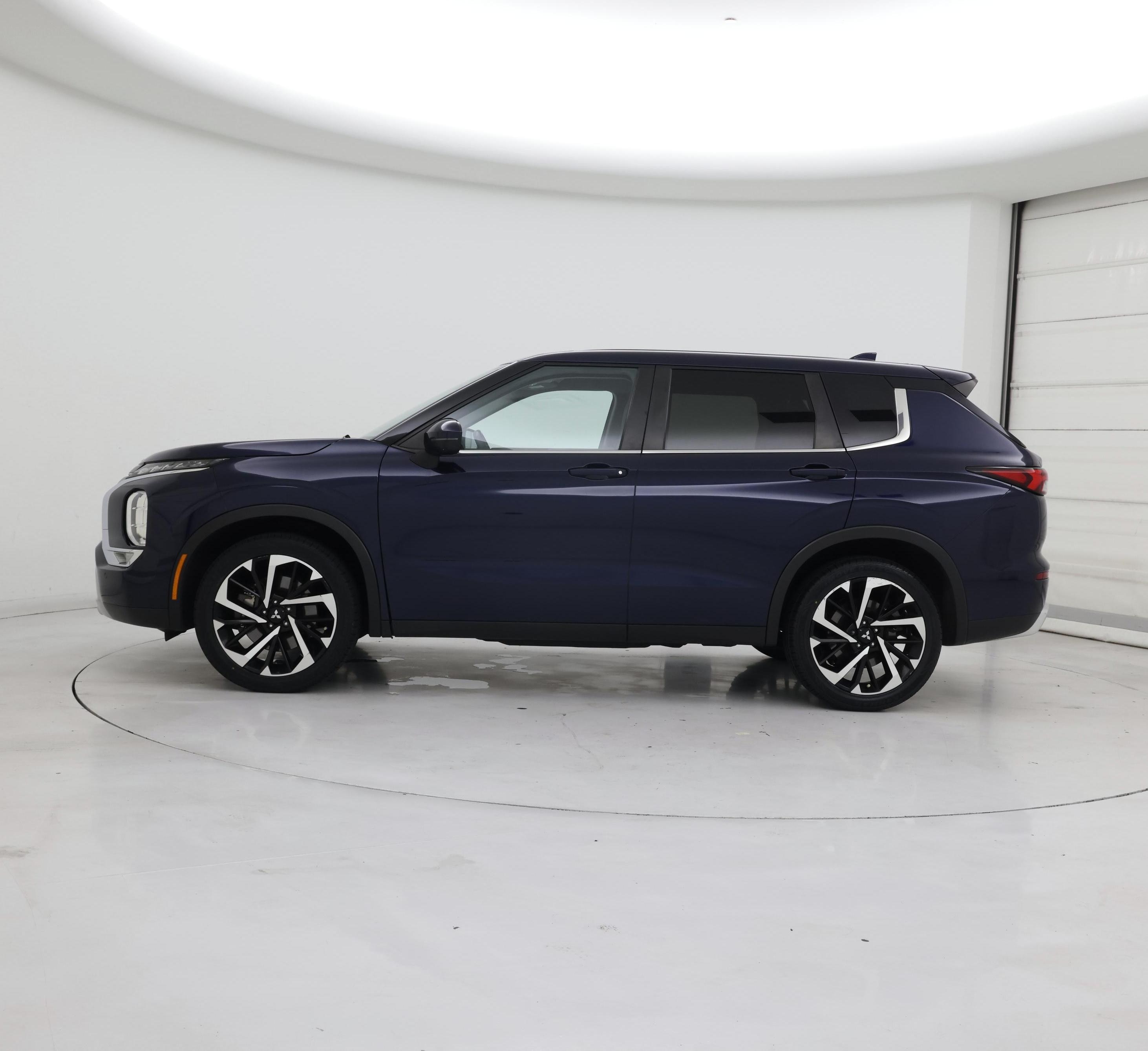Thumbnail: 2023 Mitsubishi Outlander - 3