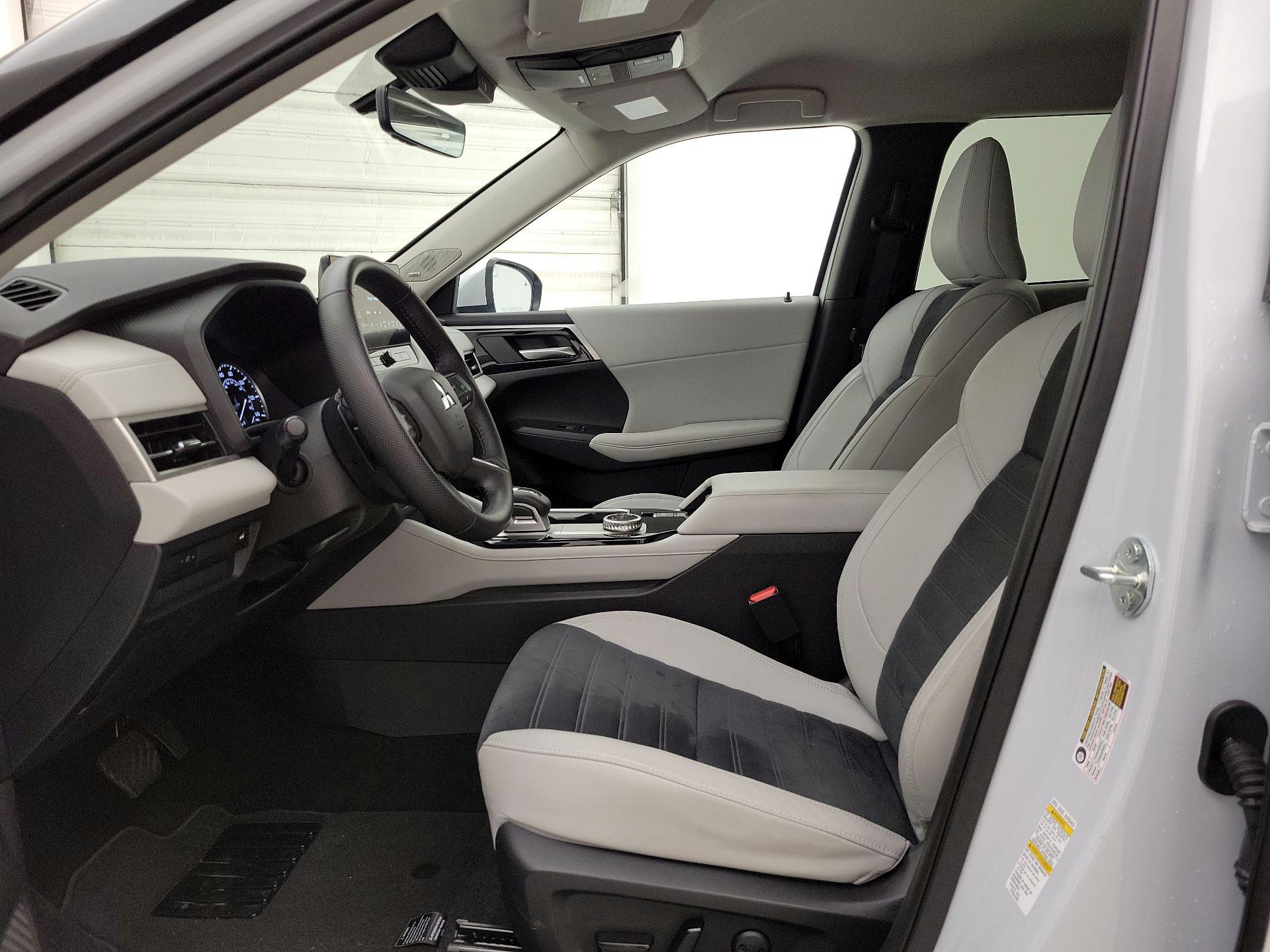 Thumbnail: 2025 Mitsubishi Outlander - 11