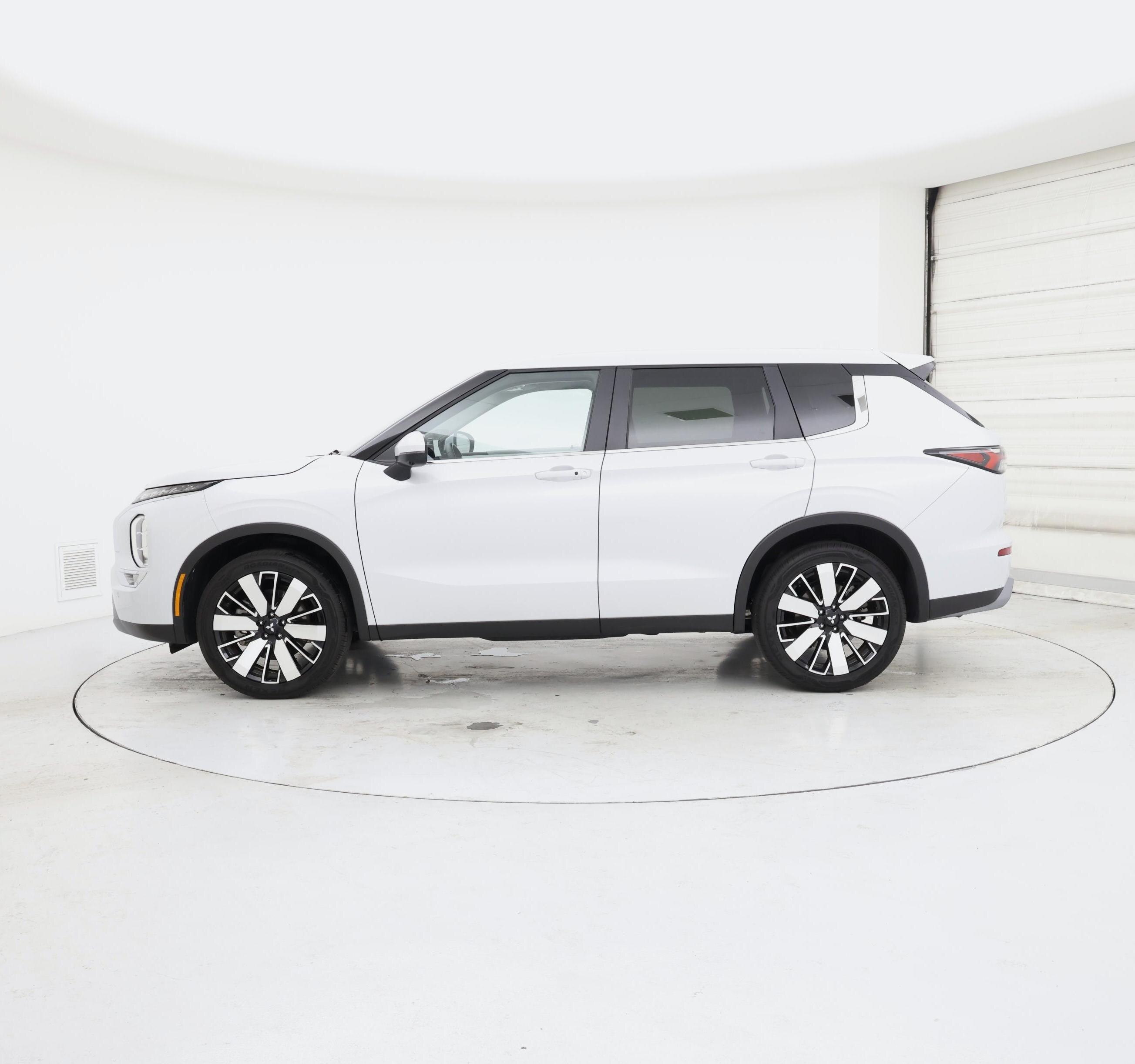 Thumbnail: 2025 Mitsubishi Outlander - 3
