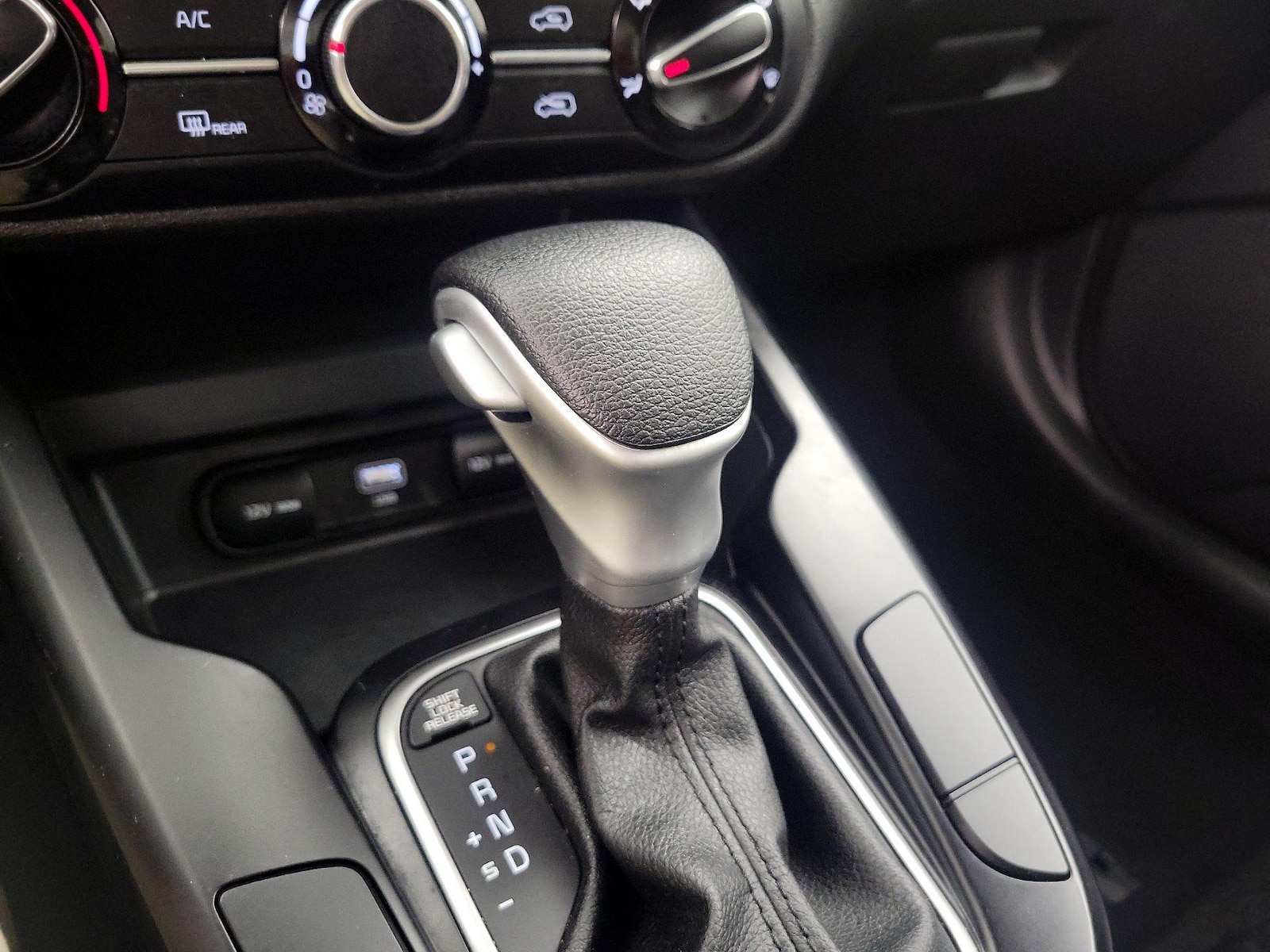 2024 Kia Soul LX - Photo 18