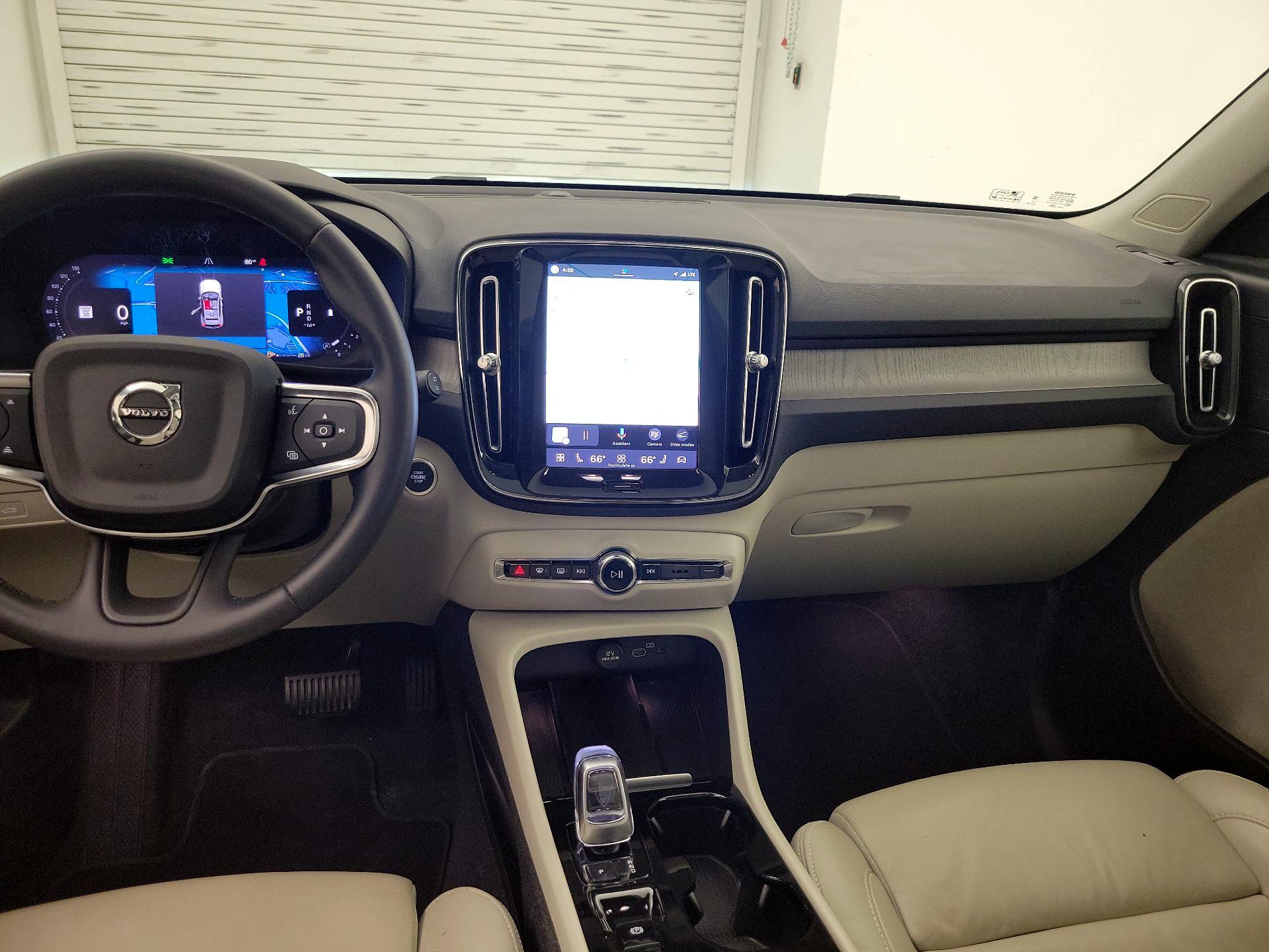 Thumbnail: 2023 Volvo XC40 - 9