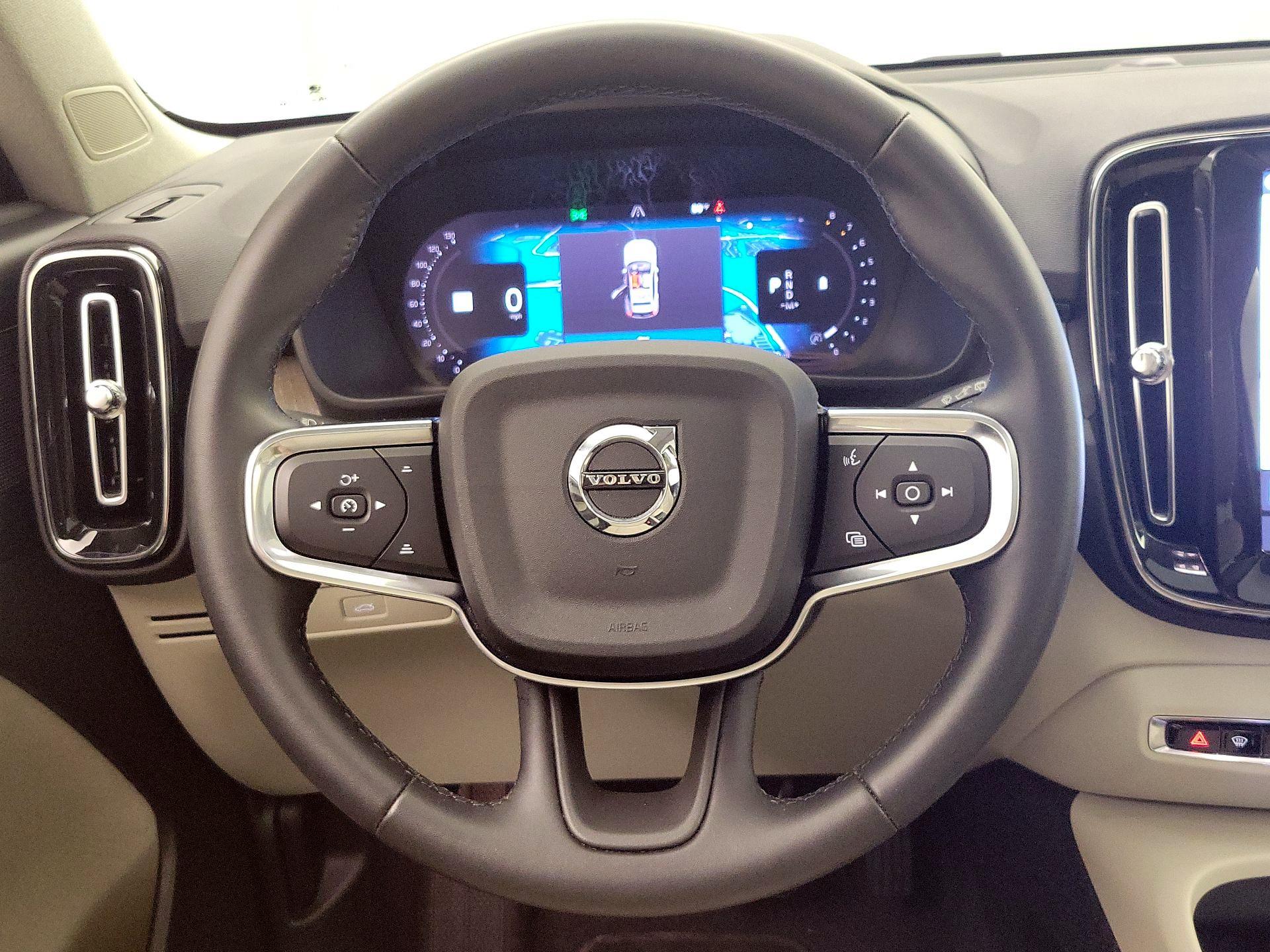 Thumbnail: 2023 Volvo XC40 - 10