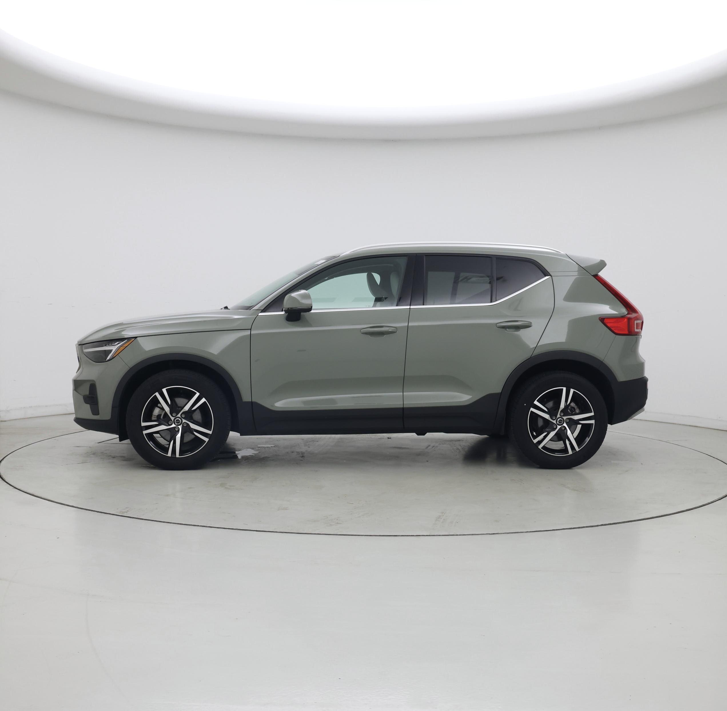 Thumbnail: 2023 Volvo XC40 - 3