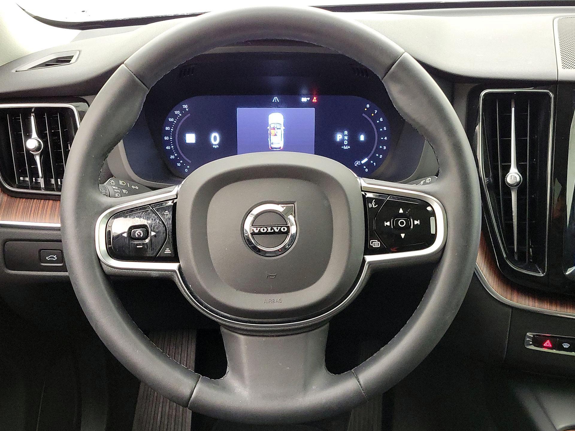 Thumbnail: 2023 Volvo XC60 - 10