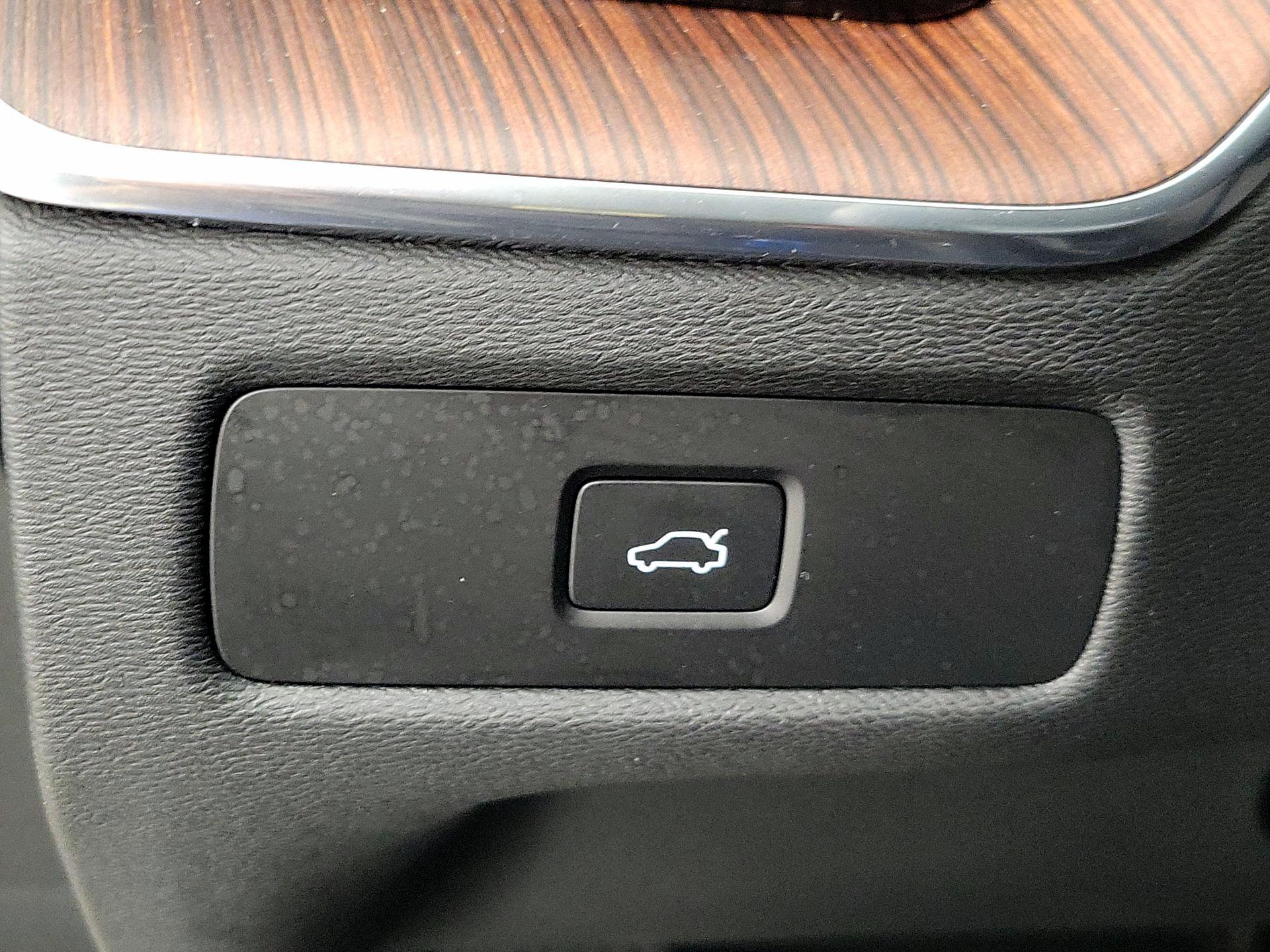 Thumbnail: 2023 Volvo XC60 - 13