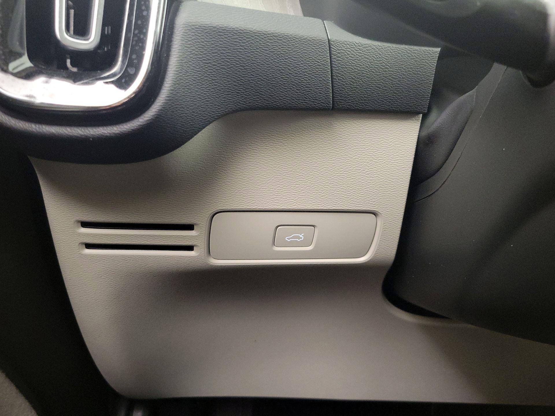 Thumbnail: 2024 Volvo XC40 - 13