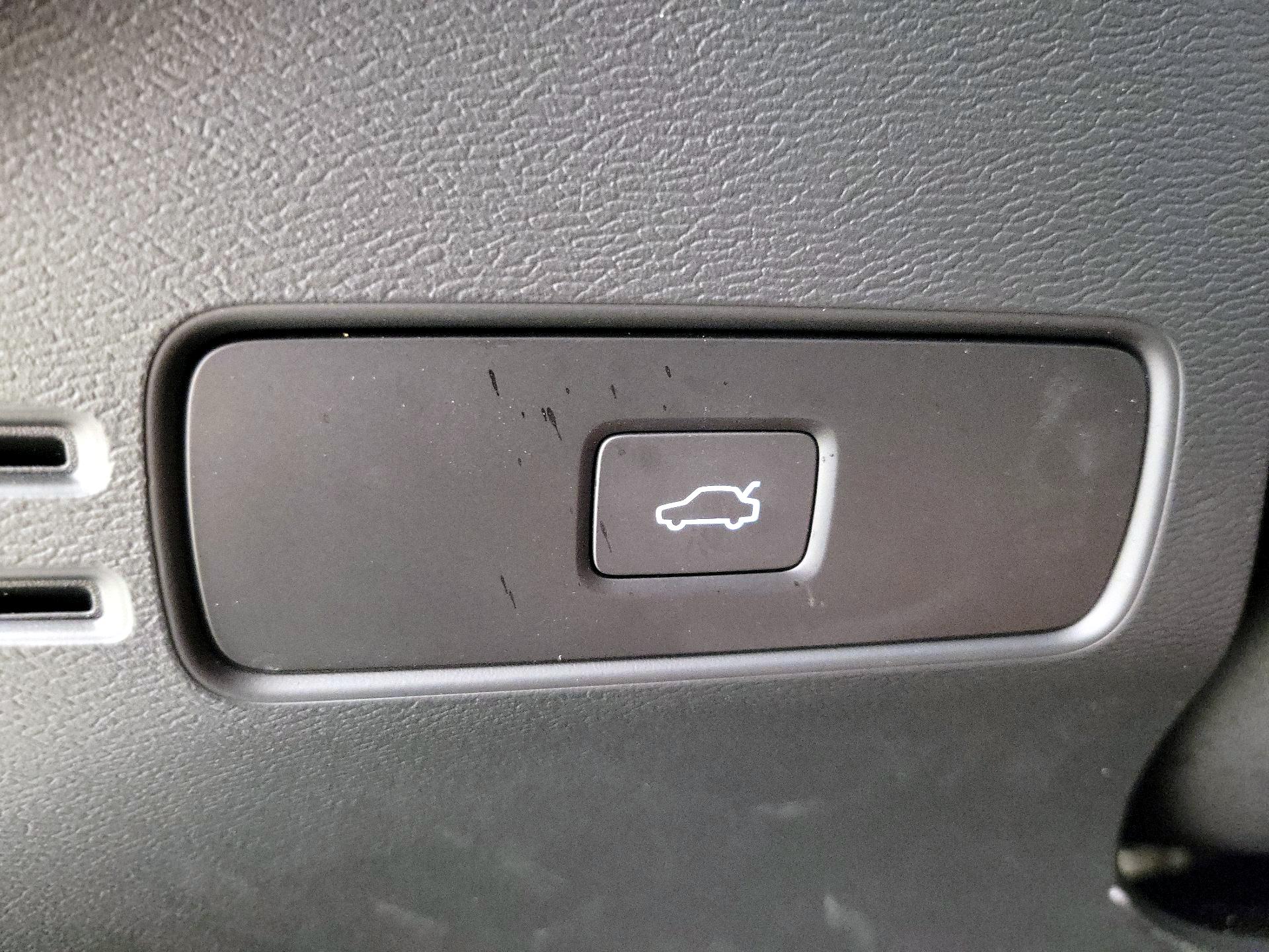 Thumbnail: 2024 Volvo XC40 - 13