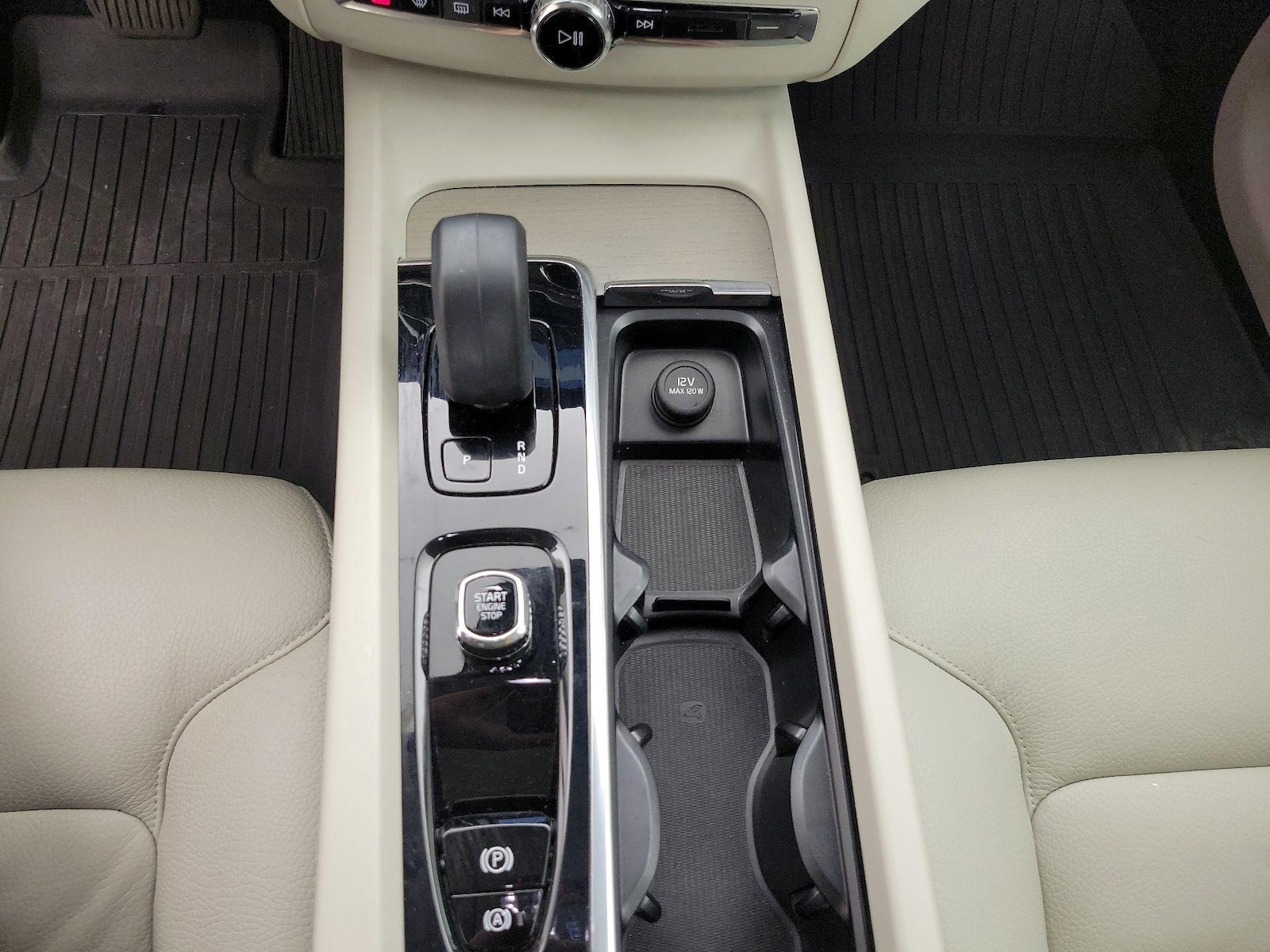 2023 Volvo XC60 Plus - Photo 18