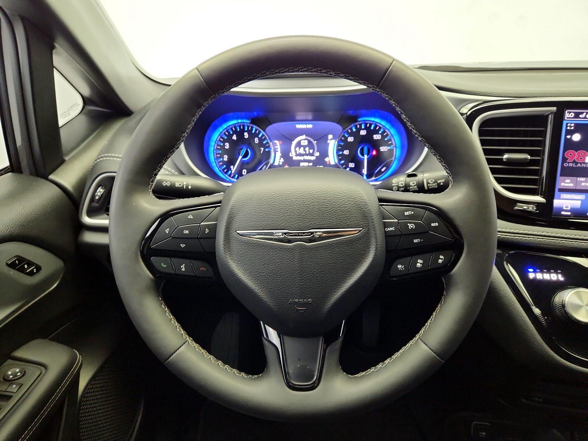 Thumbnail: 2023 Chrysler Pacifica - 10
