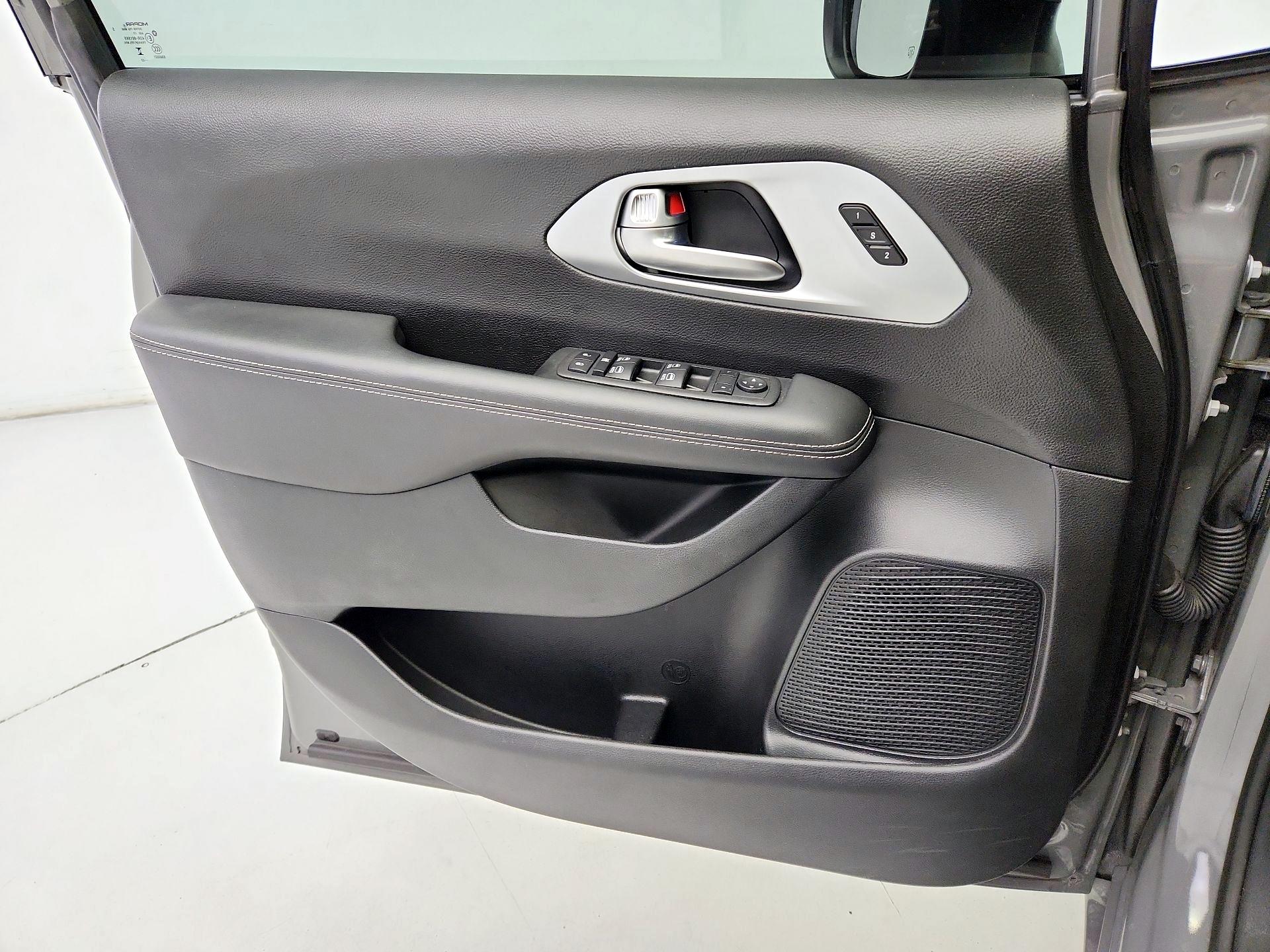 Thumbnail: 2023 Chrysler Pacifica - 12