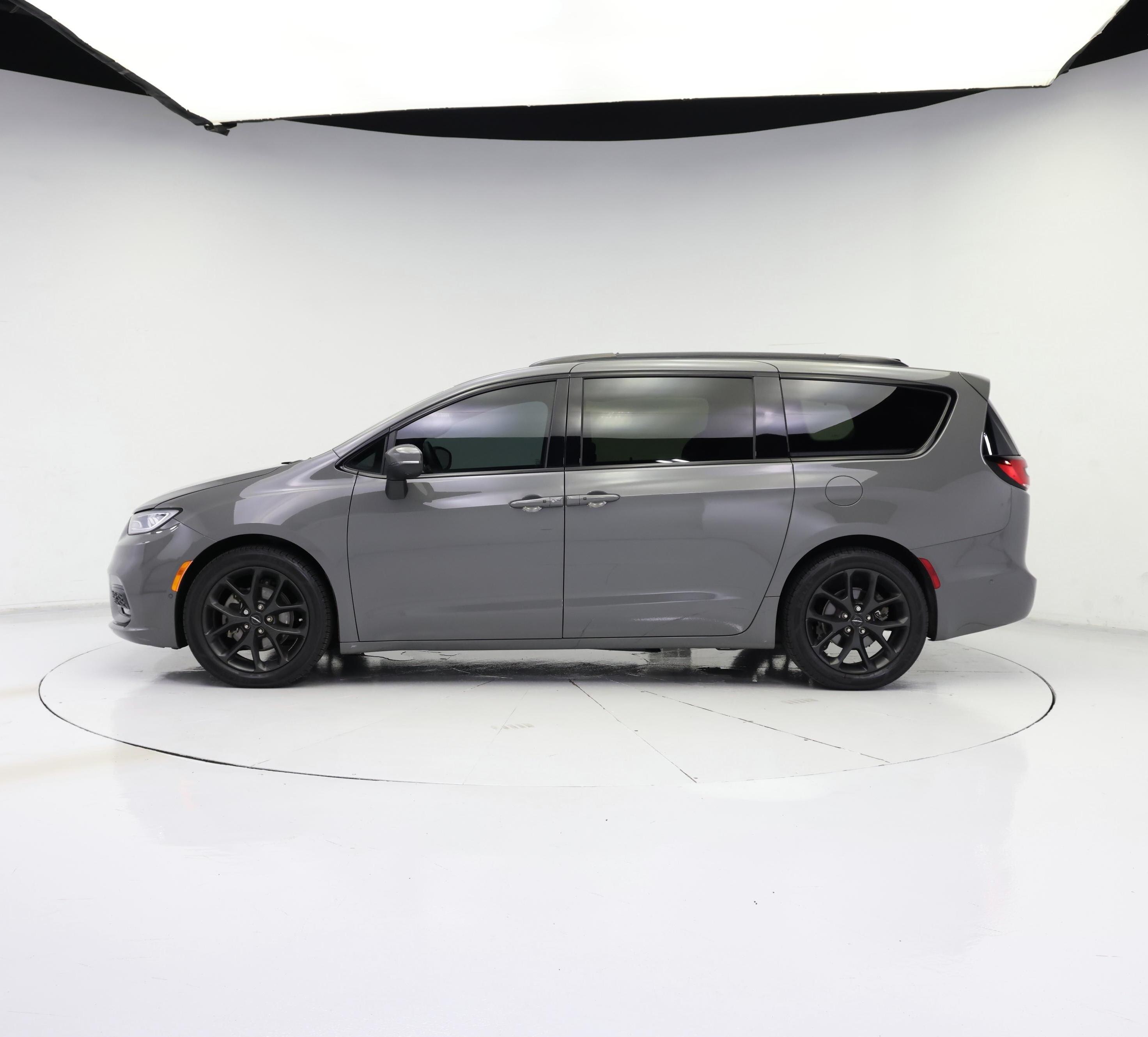 Thumbnail: 2023 Chrysler Pacifica - 3