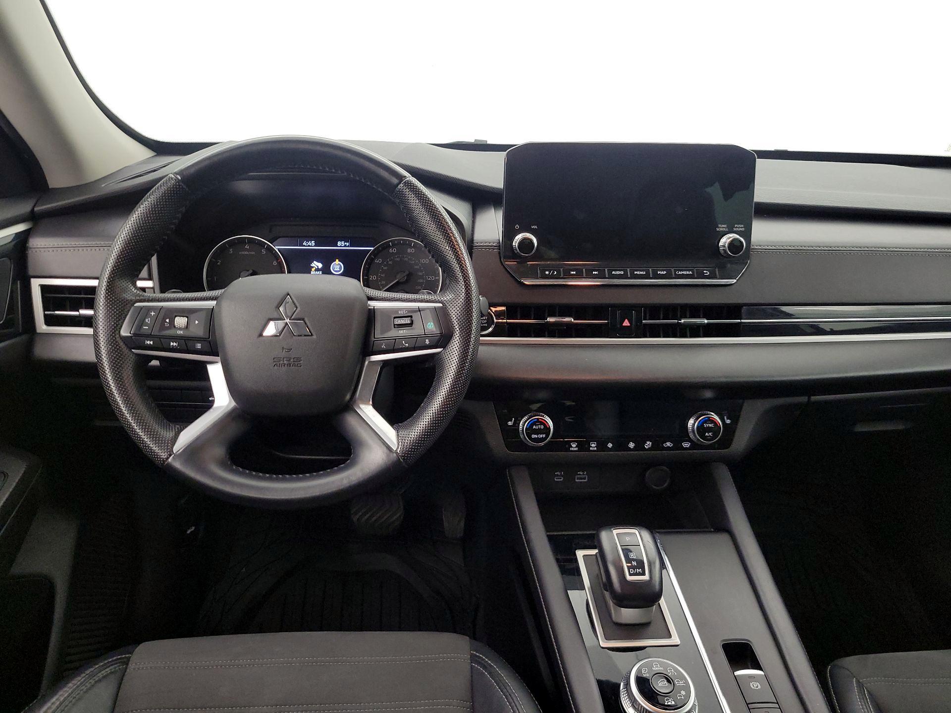 Thumbnail: 2023 Mitsubishi Outlander - 10