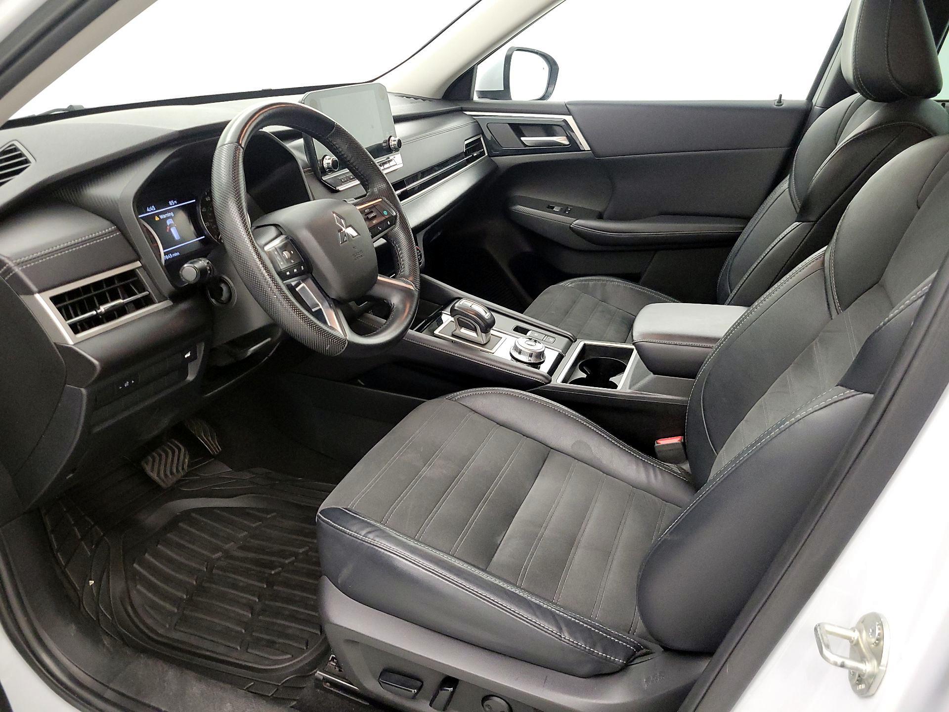 Thumbnail: 2023 Mitsubishi Outlander - 11