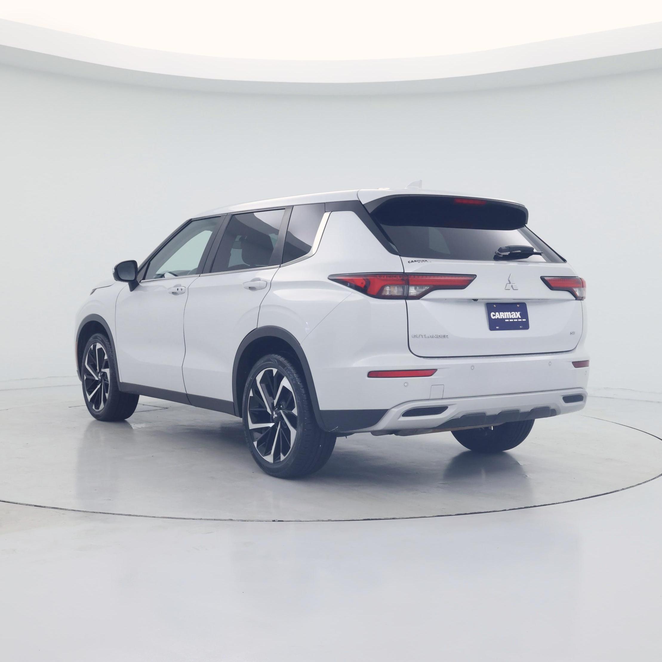 Thumbnail: 2023 Mitsubishi Outlander - 2