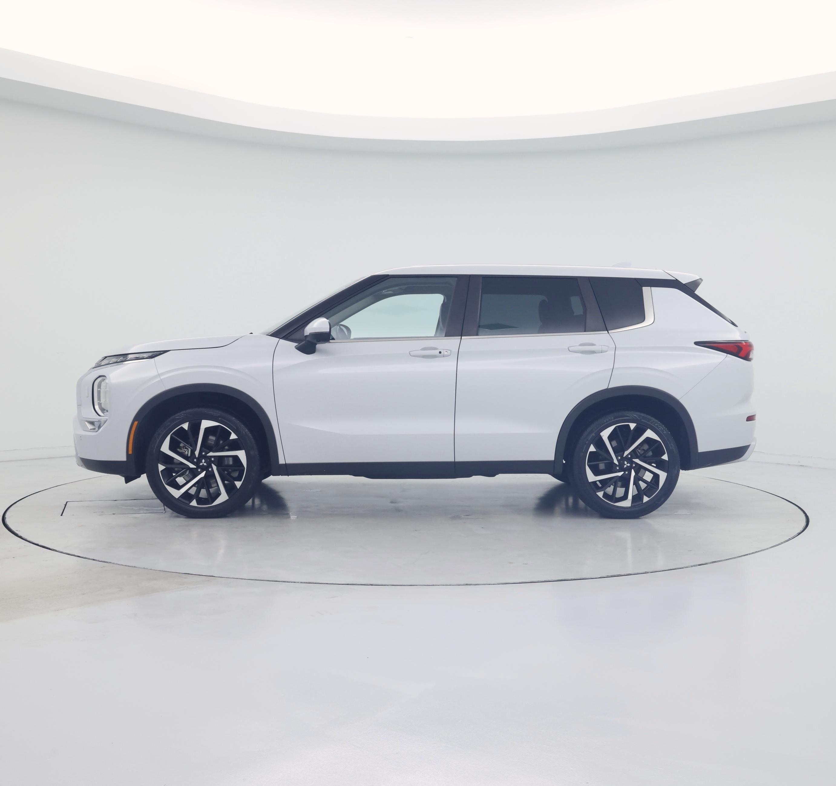 Thumbnail: 2023 Mitsubishi Outlander - 3