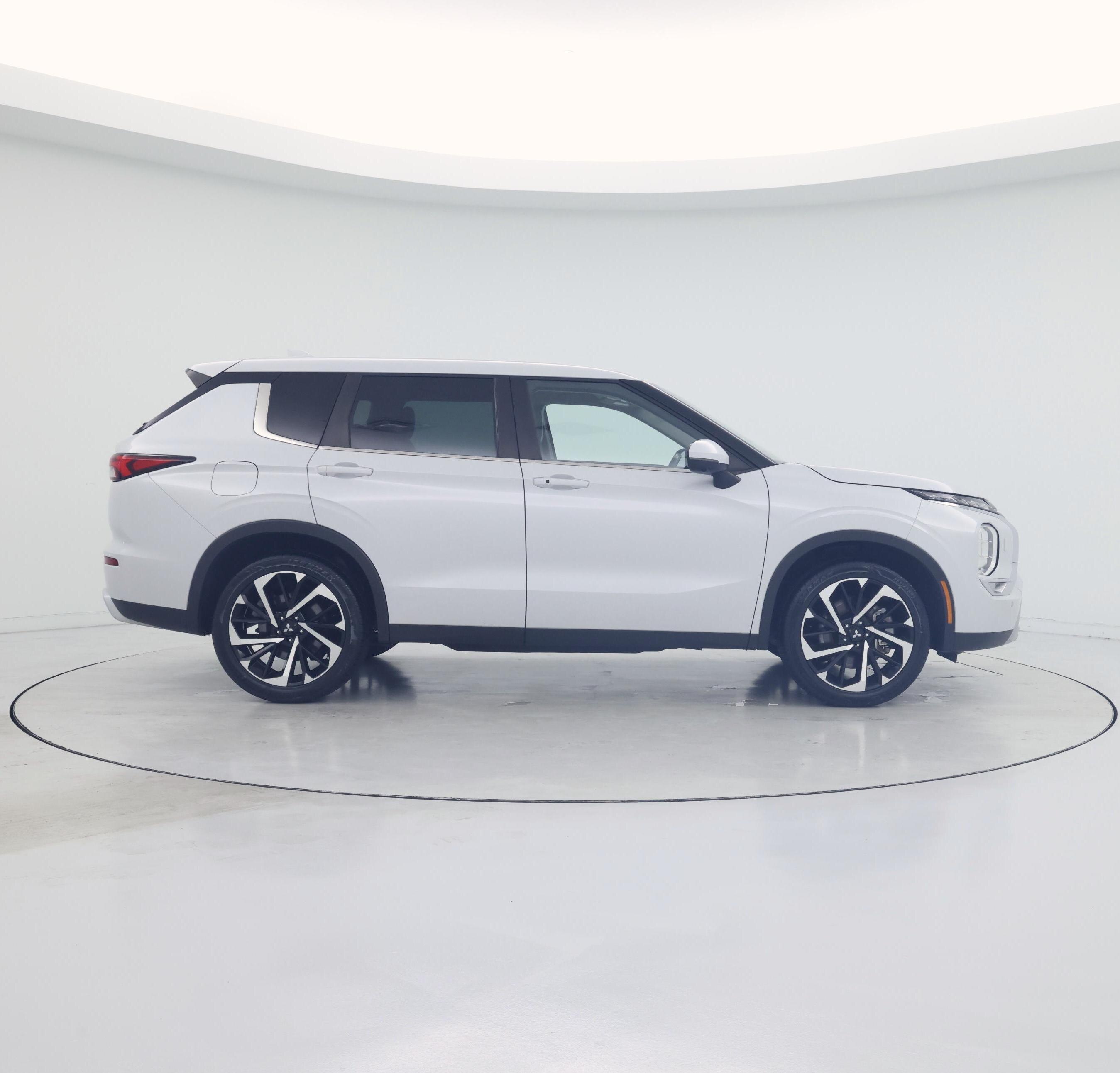 Thumbnail: 2023 Mitsubishi Outlander - 7