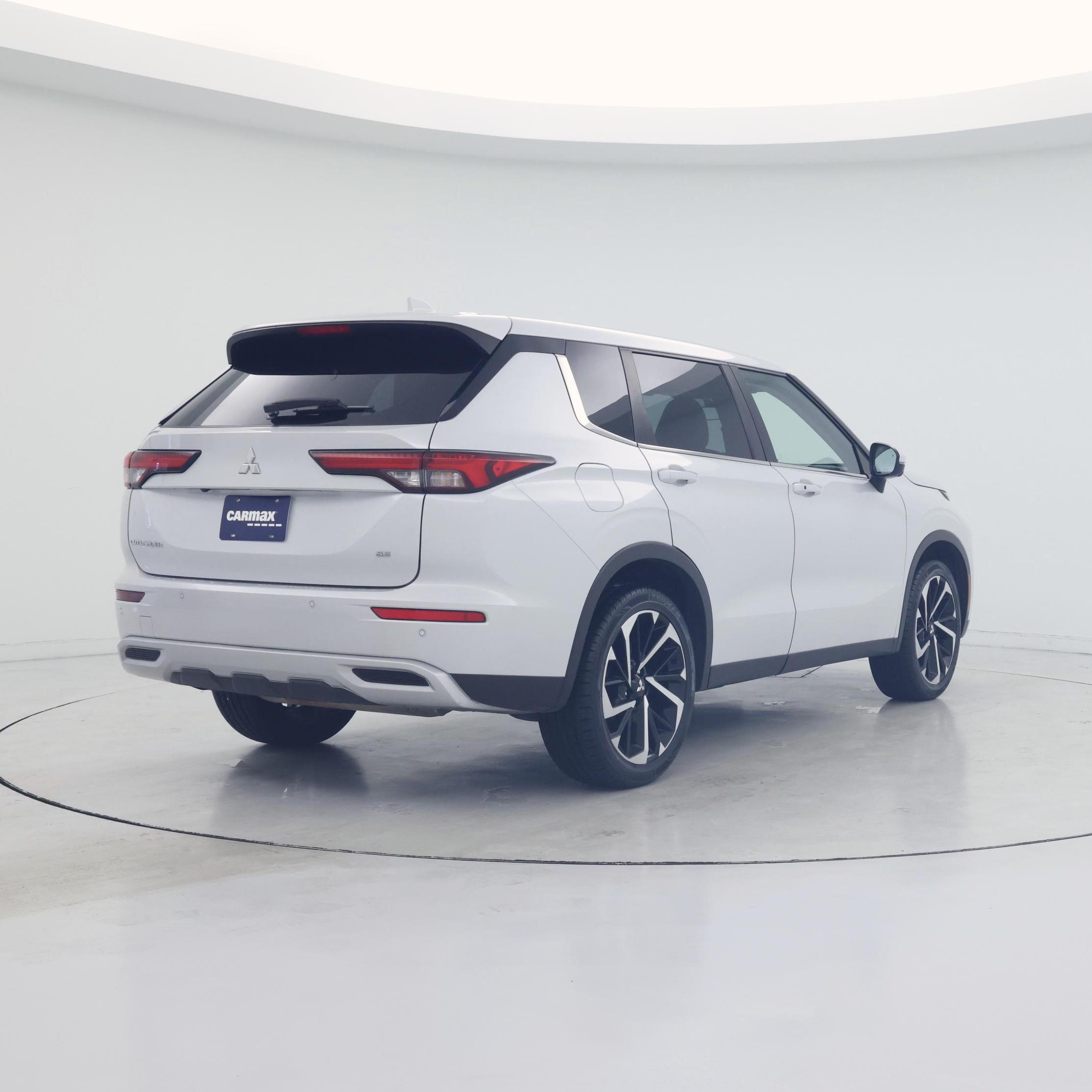 Thumbnail: 2023 Mitsubishi Outlander - 8