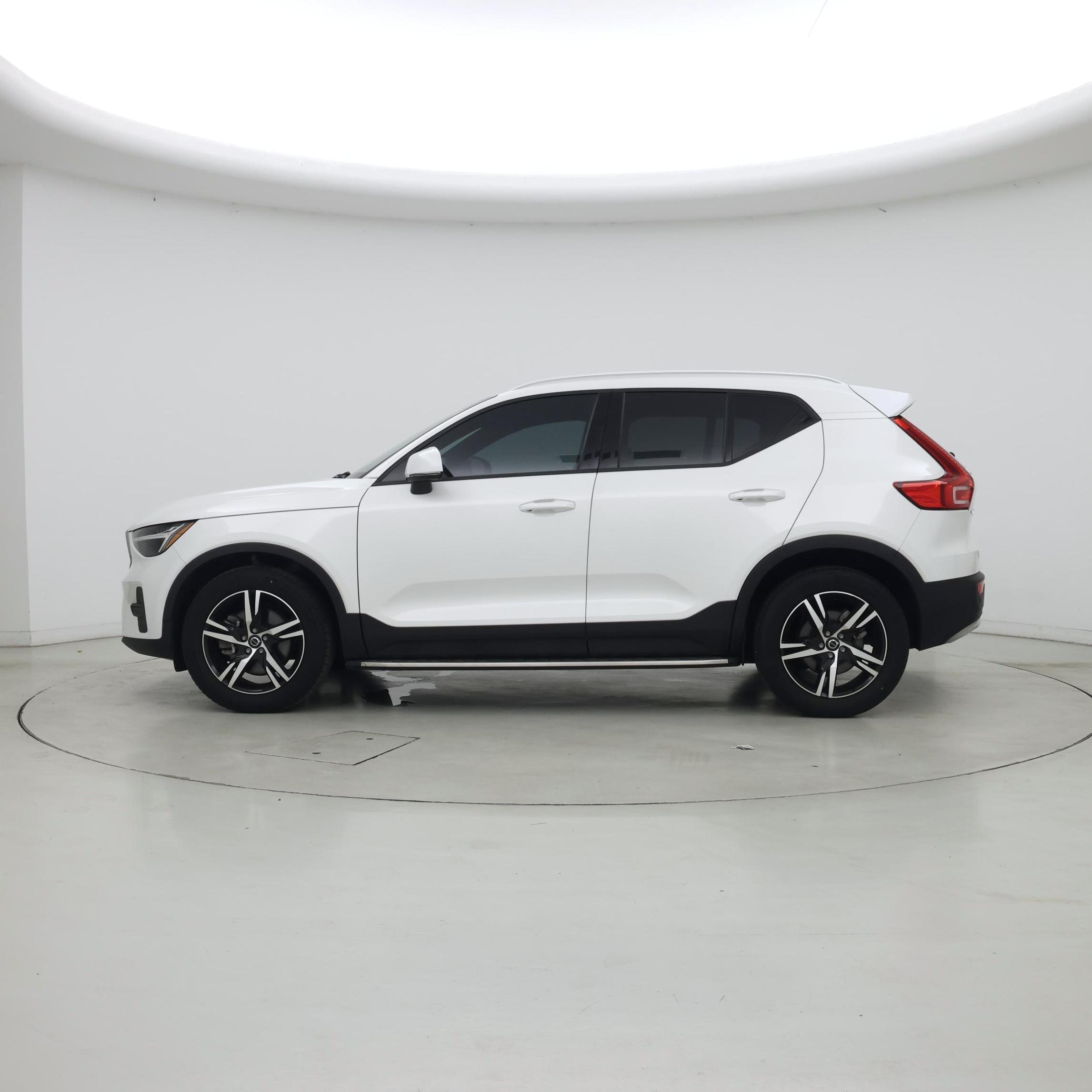 Thumbnail: 2023 Volvo XC40 - 3
