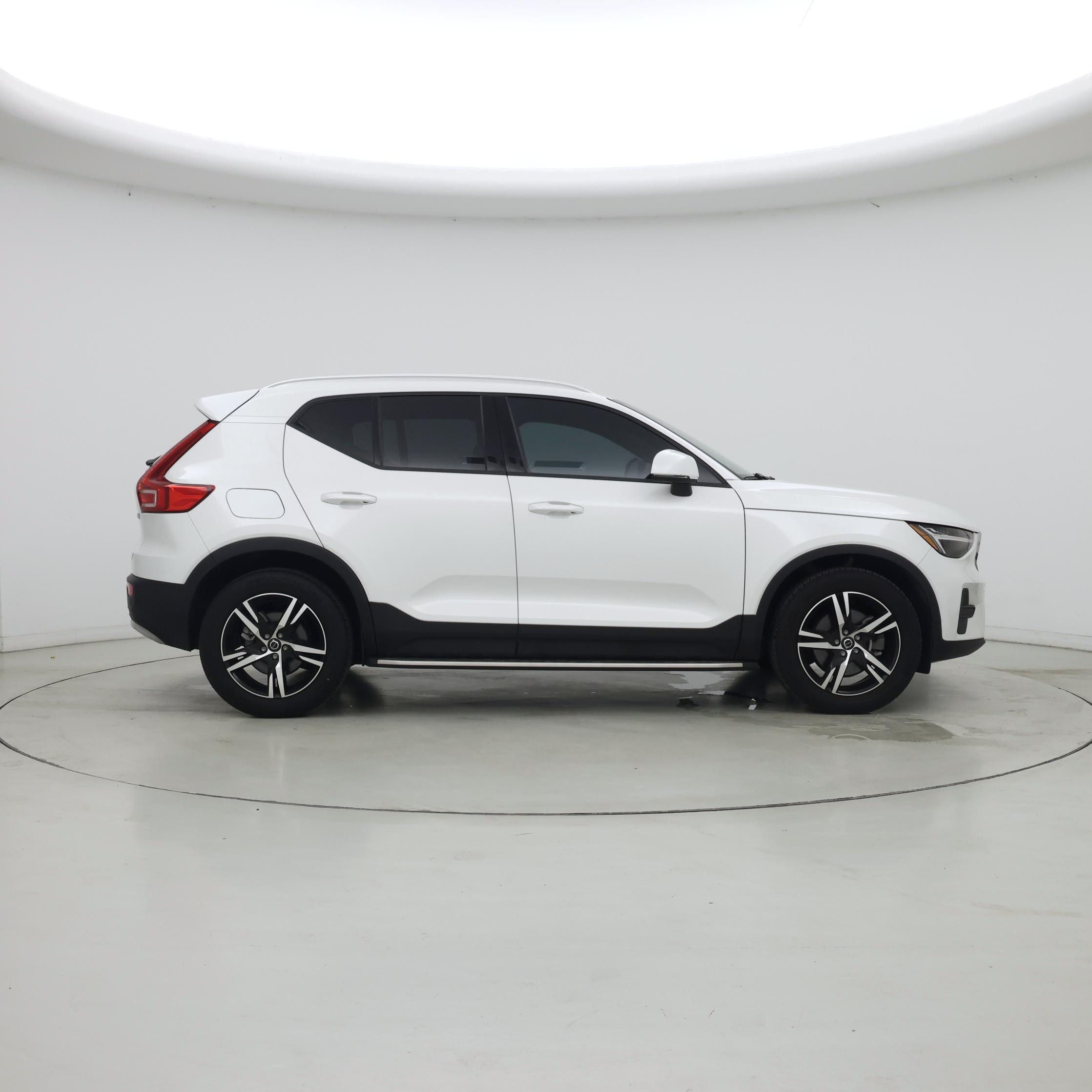 Thumbnail: 2023 Volvo XC40 - 7