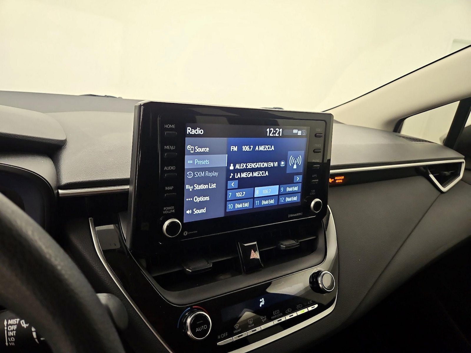 2022 Toyota Corolla LE - Photo 16