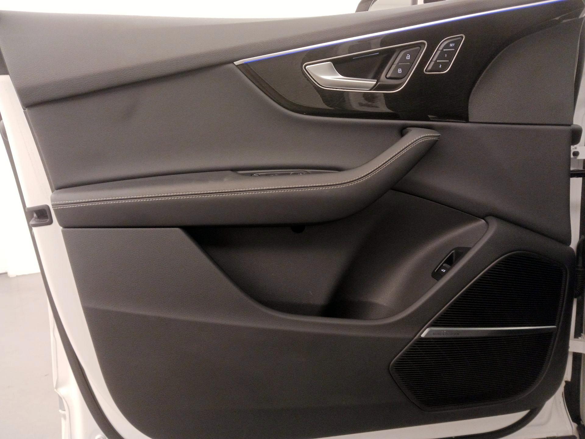 Thumbnail: 2025 Audi Q7 - 12
