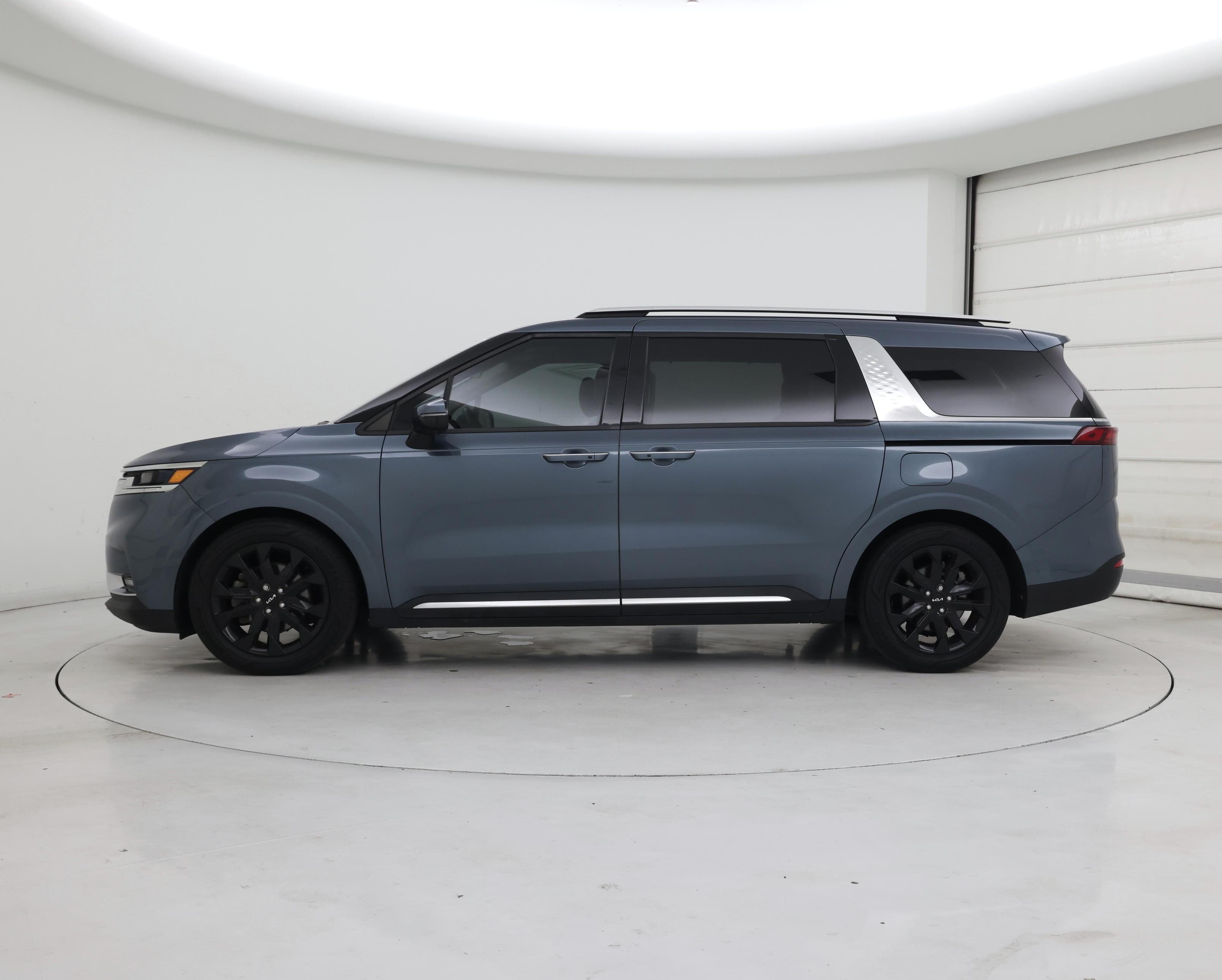 Thumbnail: 2022 Kia Carnival - 3